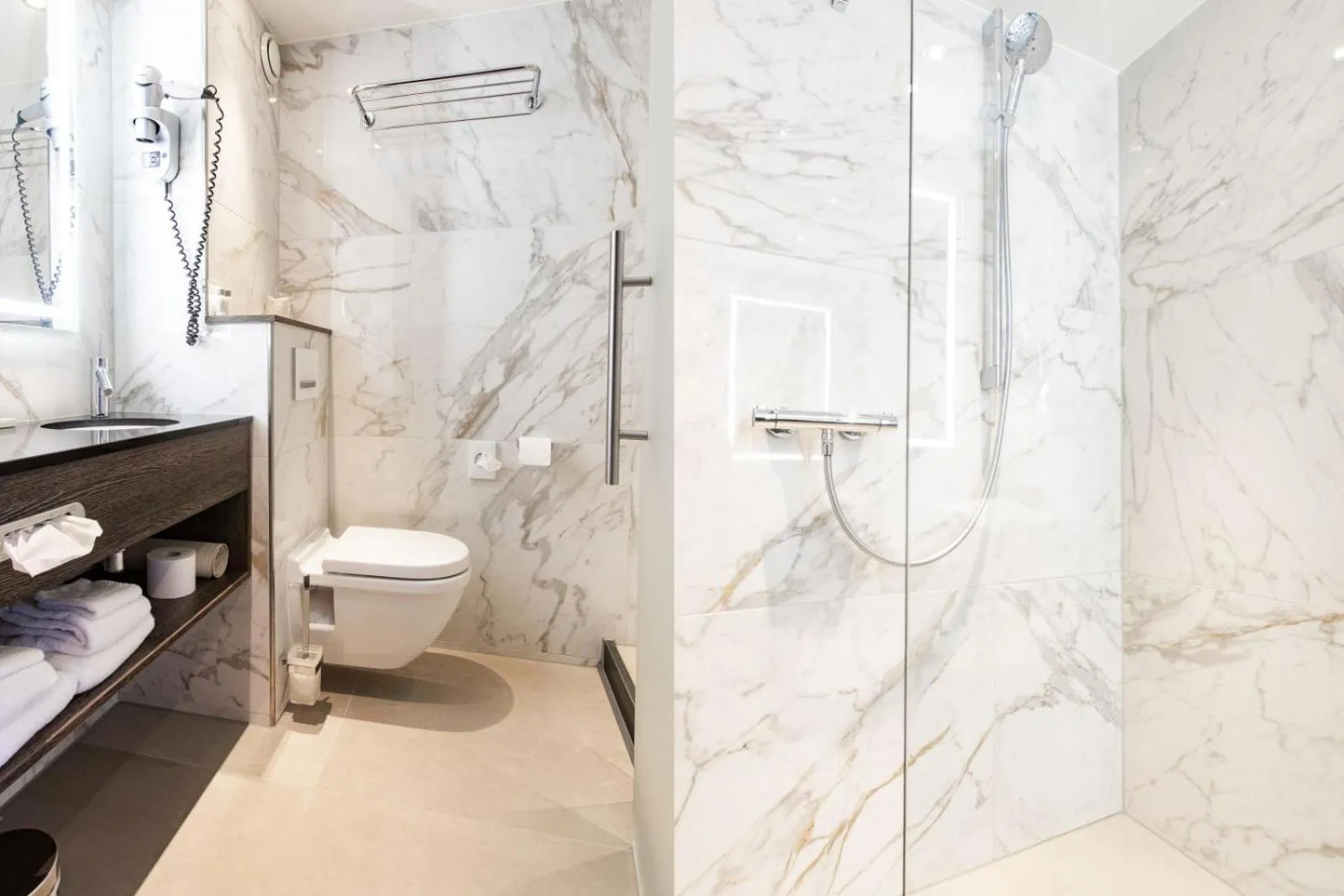 Shower in Golden Tulip Hotel Central