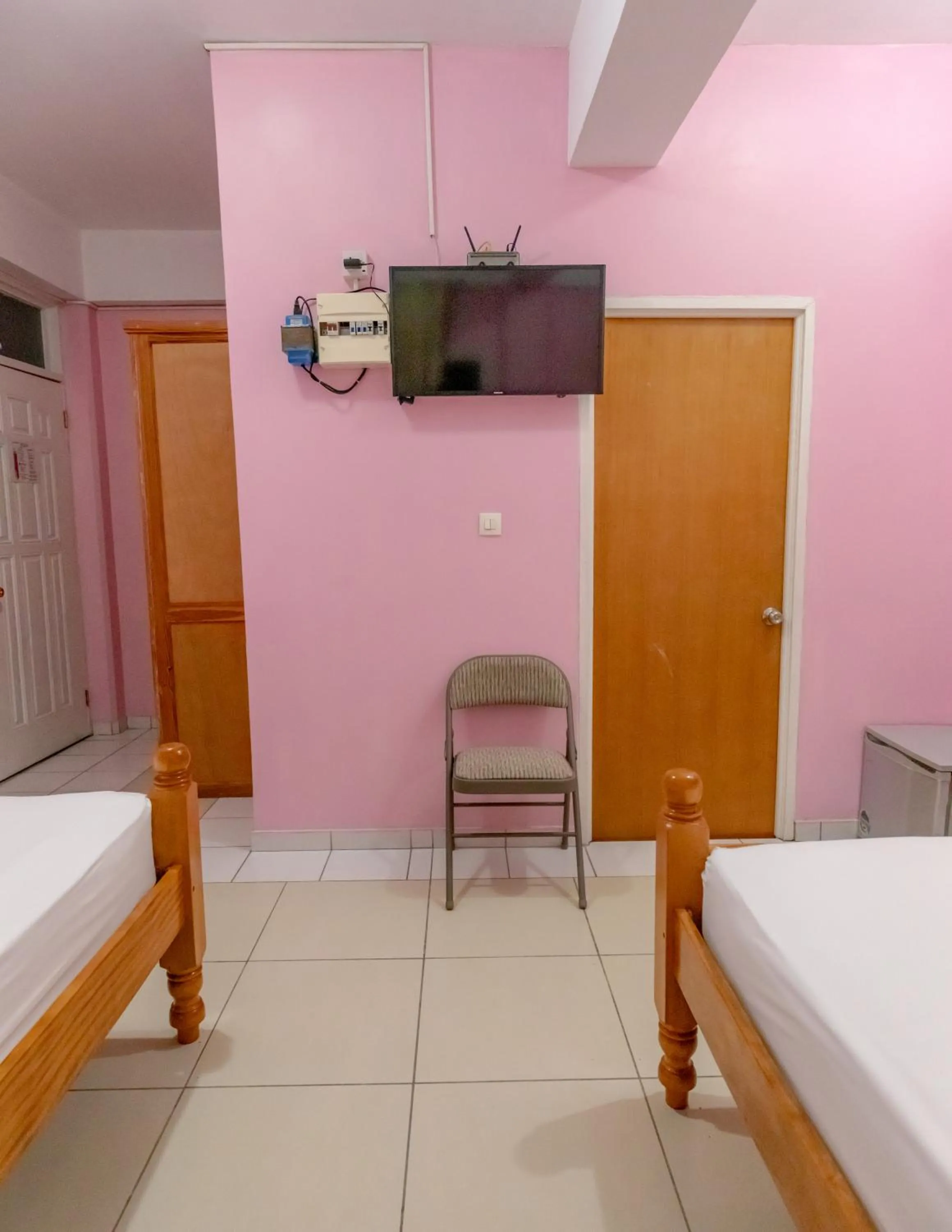 Photo of the whole room, Bed in La Flamboyant Hotel