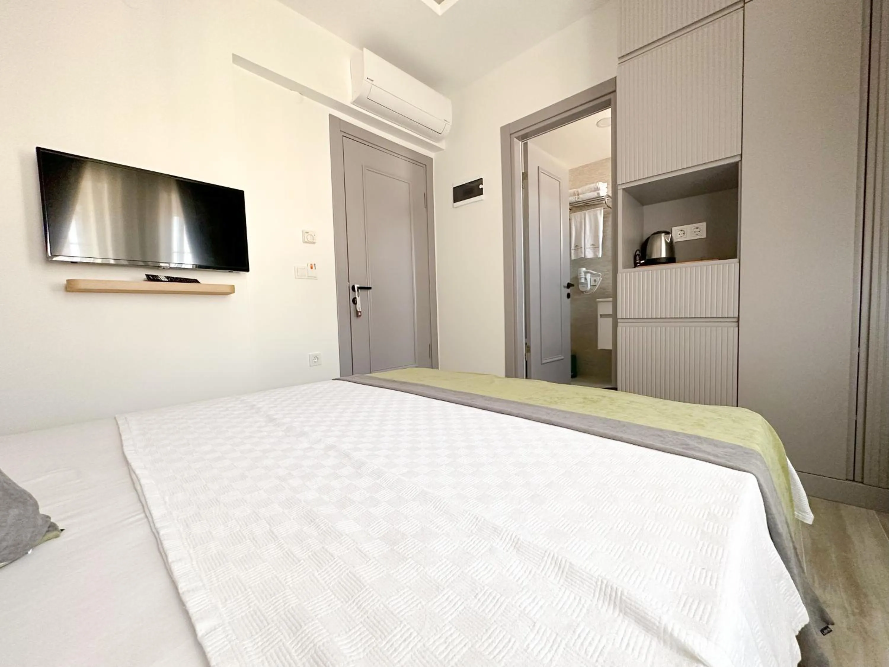 Photo of the whole room, Bed in Müzeyyen Hanım Konağı Alaçatı