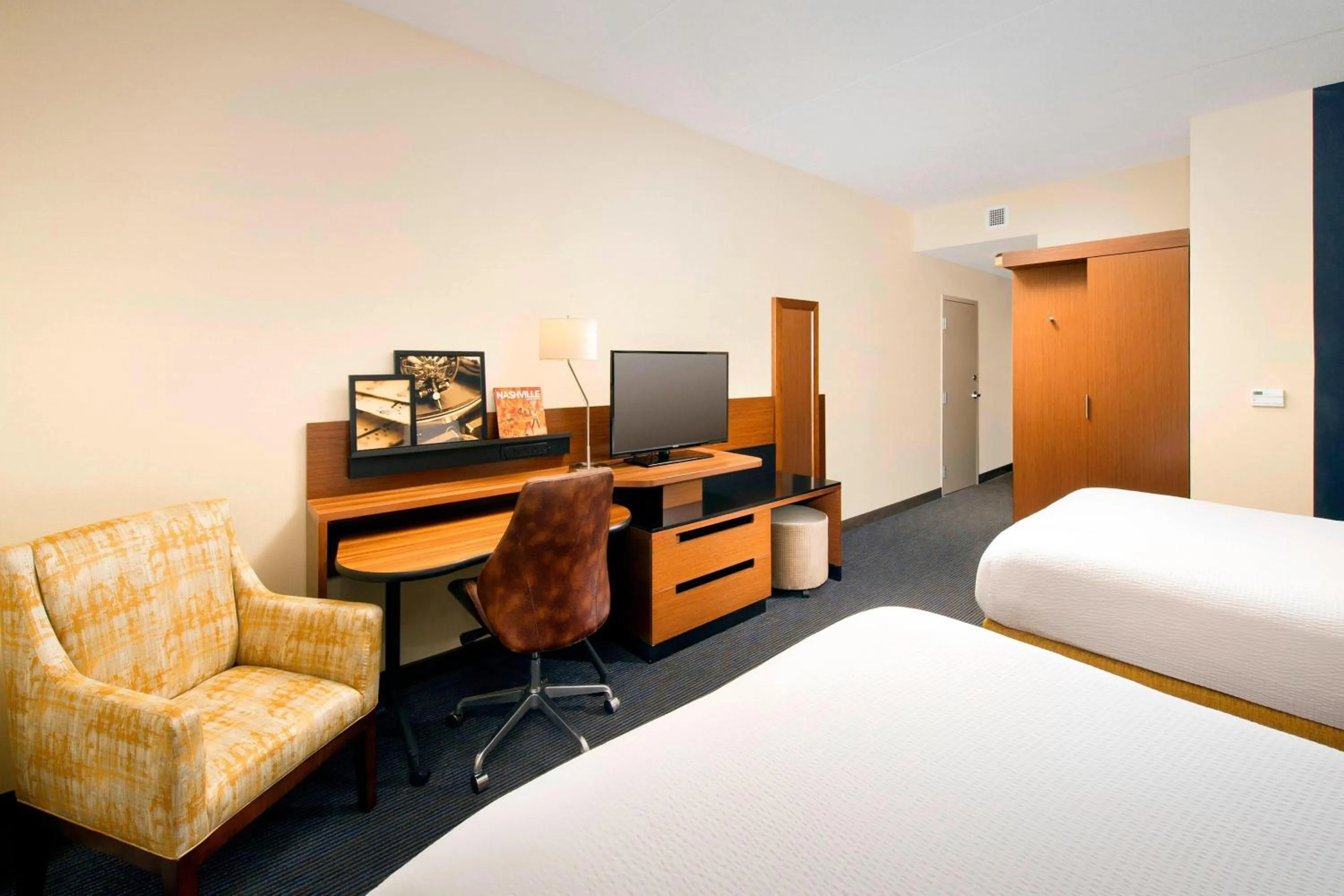 Photo of the whole room, Bed in Fairfield Inn and Suites by Marriott Nashville Downtown/The Gulch