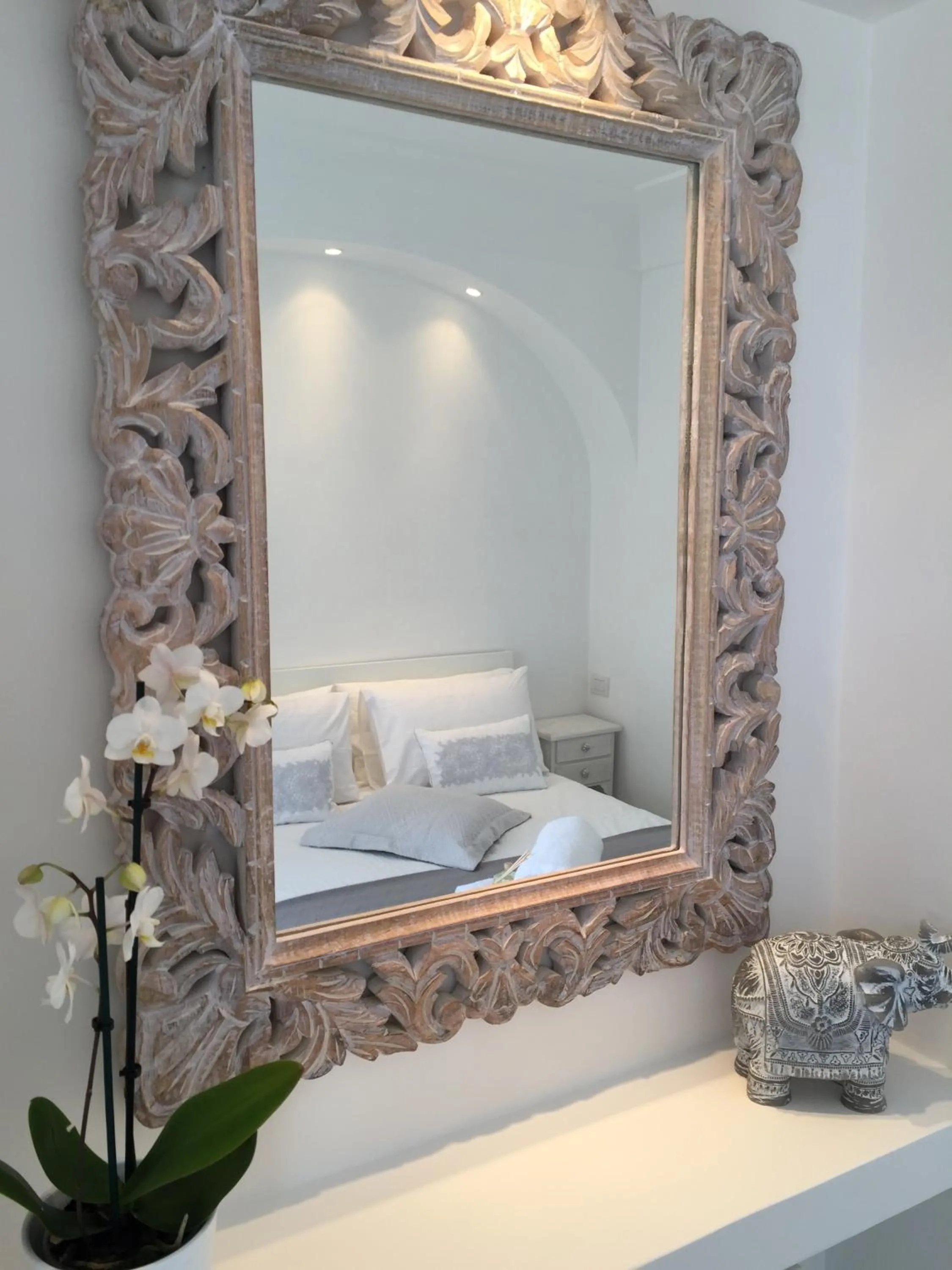 Decorative detail, Bed in Bettola del Re home boutique b&b