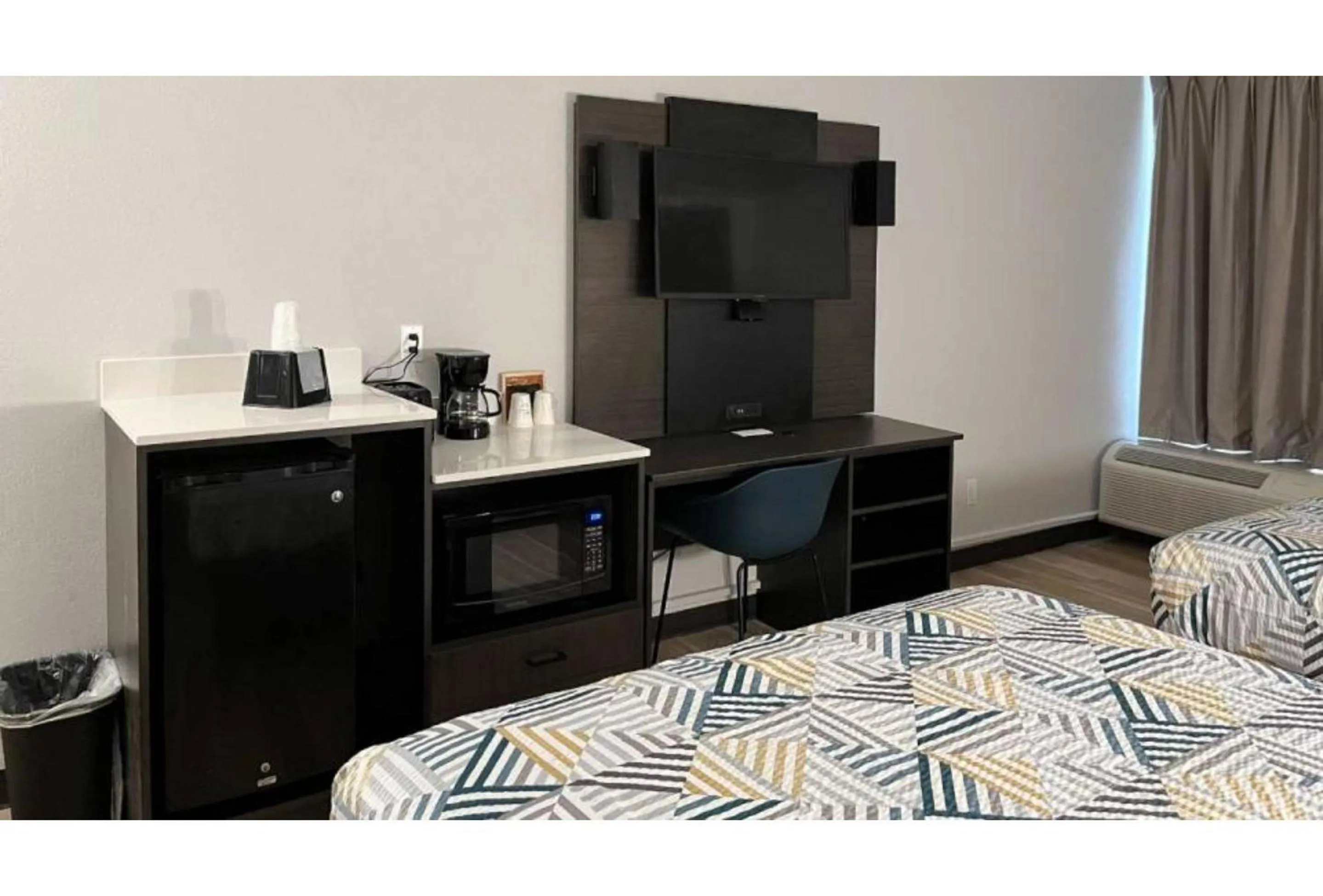 Bedroom, Bed in Studio 6 Nacogdoches TX SFA University