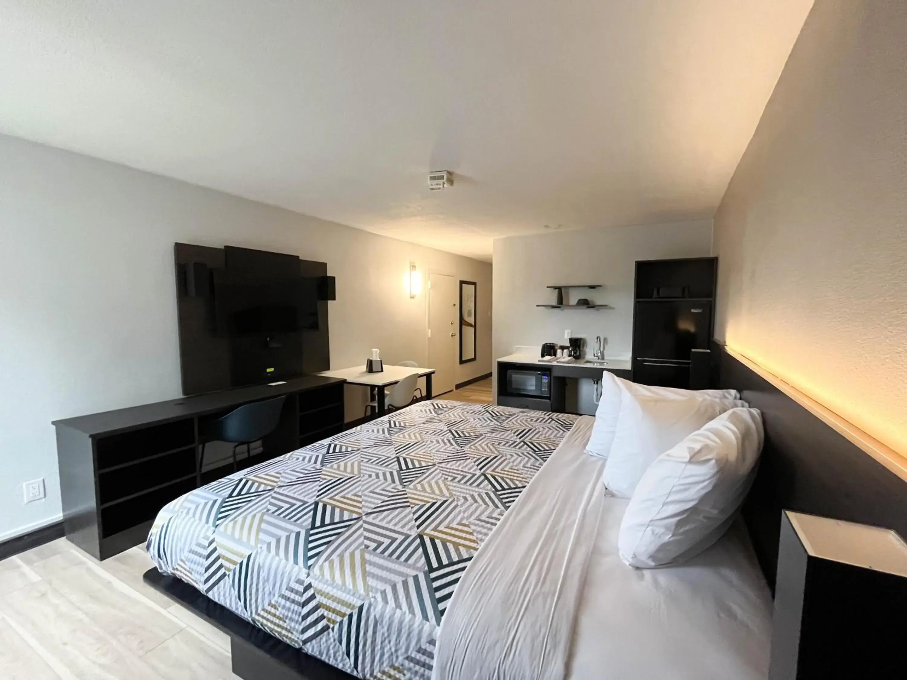 Bedroom, Bed in Studio 6 Nacogdoches TX SFA University Bedroom, Bed in Studio 6 Nacogdoches TX SFA University