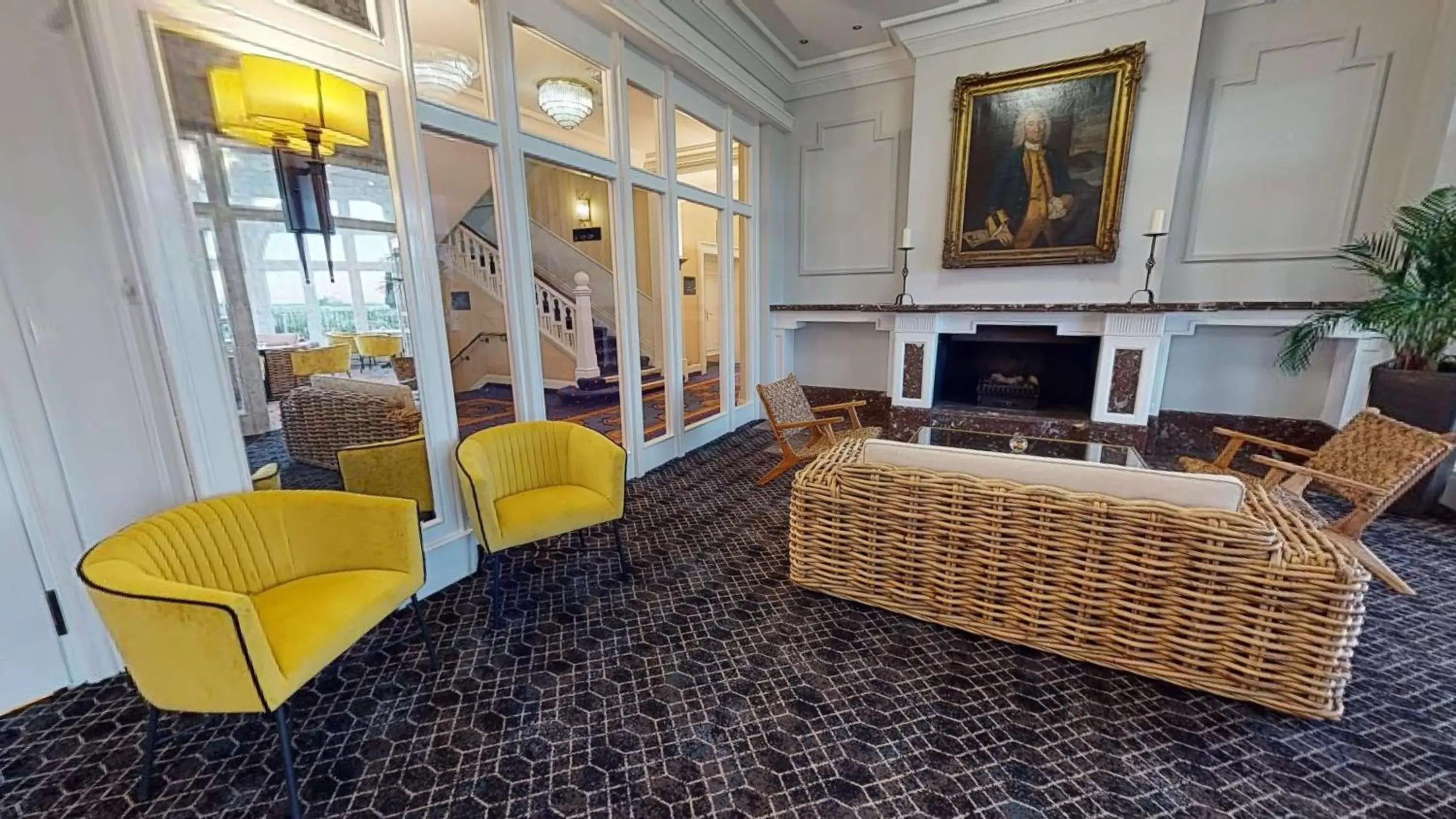 Lounge or bar in Bournemouth Carlton Hotel, BW Signature Collection Lounge or bar in Bournemouth Carlton Hotel, BW Signature Collection