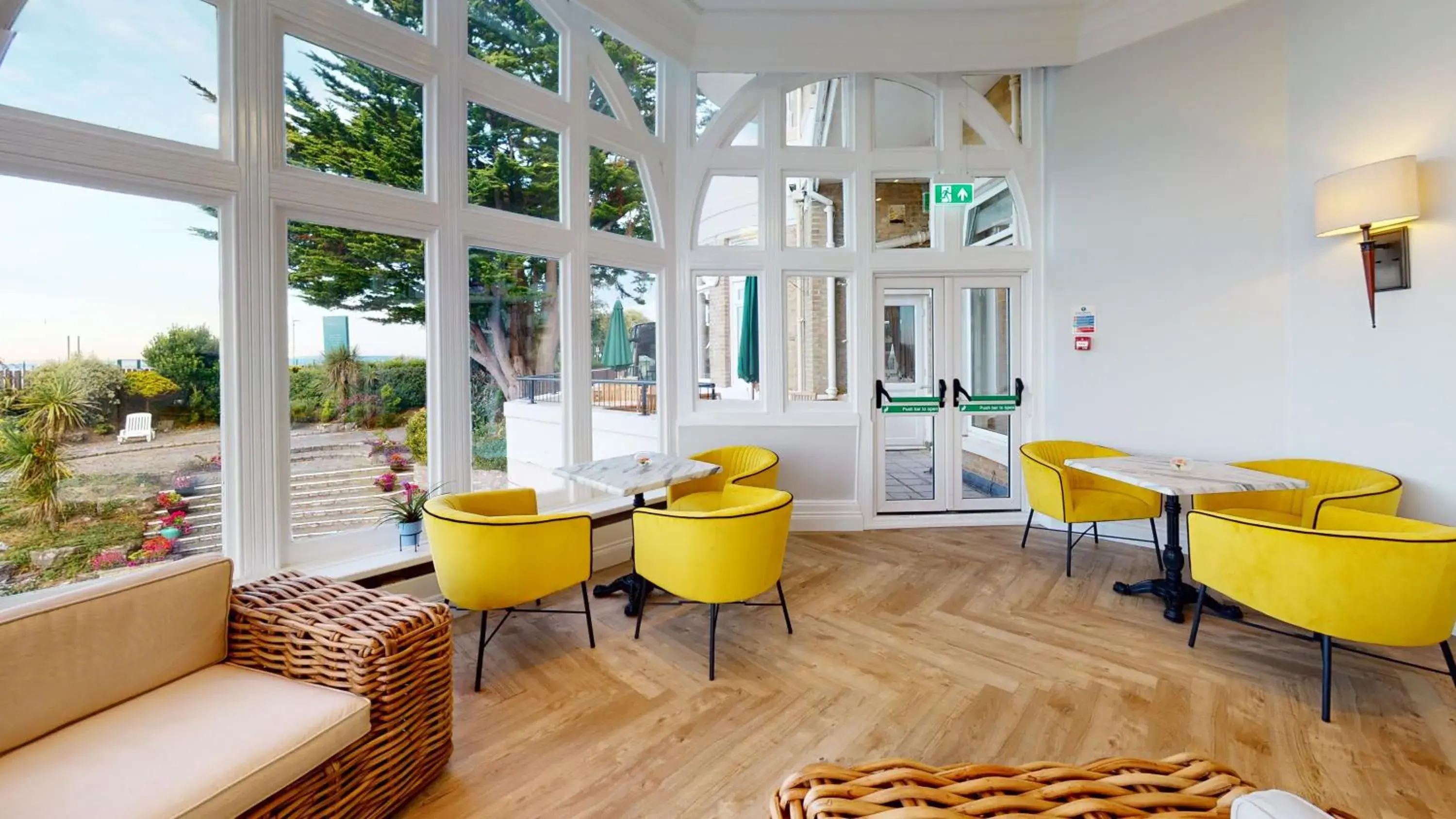 Lounge or bar in Bournemouth Carlton Hotel, BW Signature Collection Lounge or bar in Bournemouth Carlton Hotel, BW Signature Collection