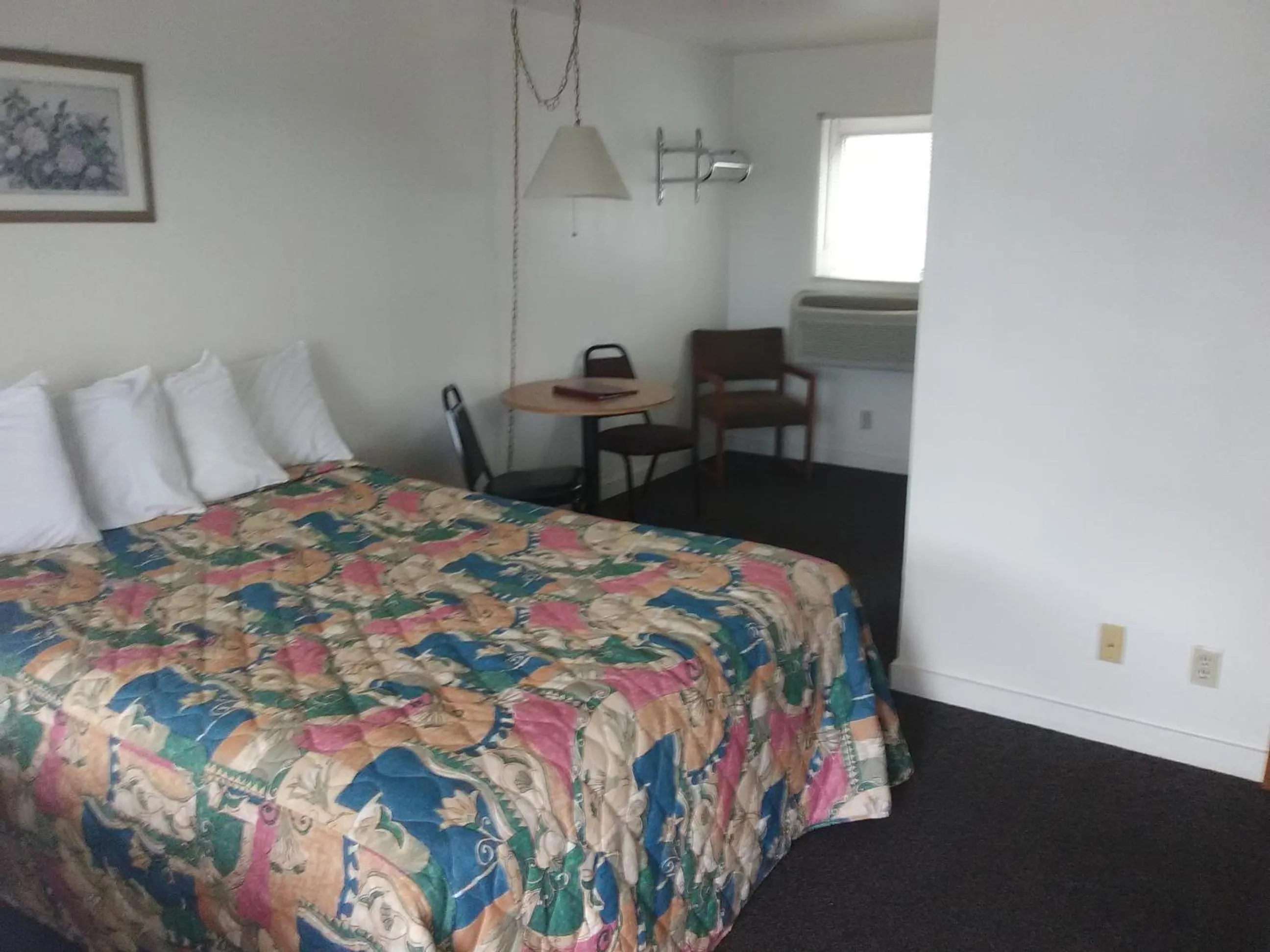 Photo of the whole room, Bed in Trail Motel