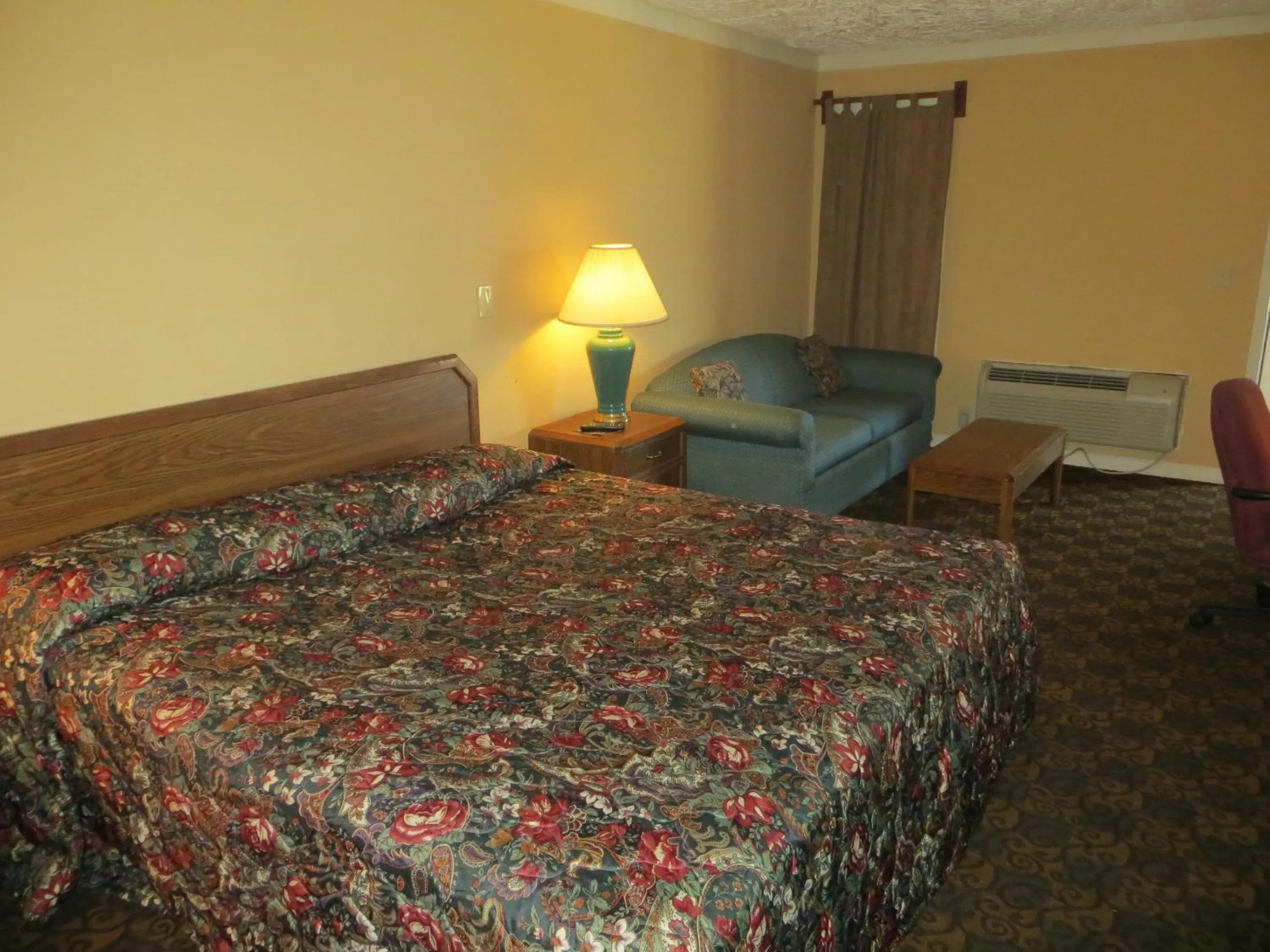 Photo of the whole room in Executive Inn Wichita