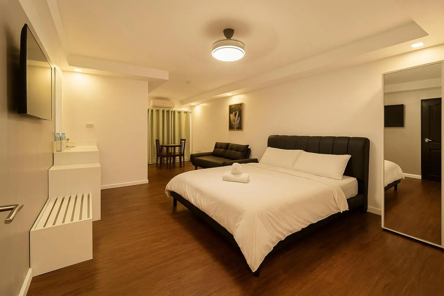 View (from property/room), Bed in Vincent Resort Hotel