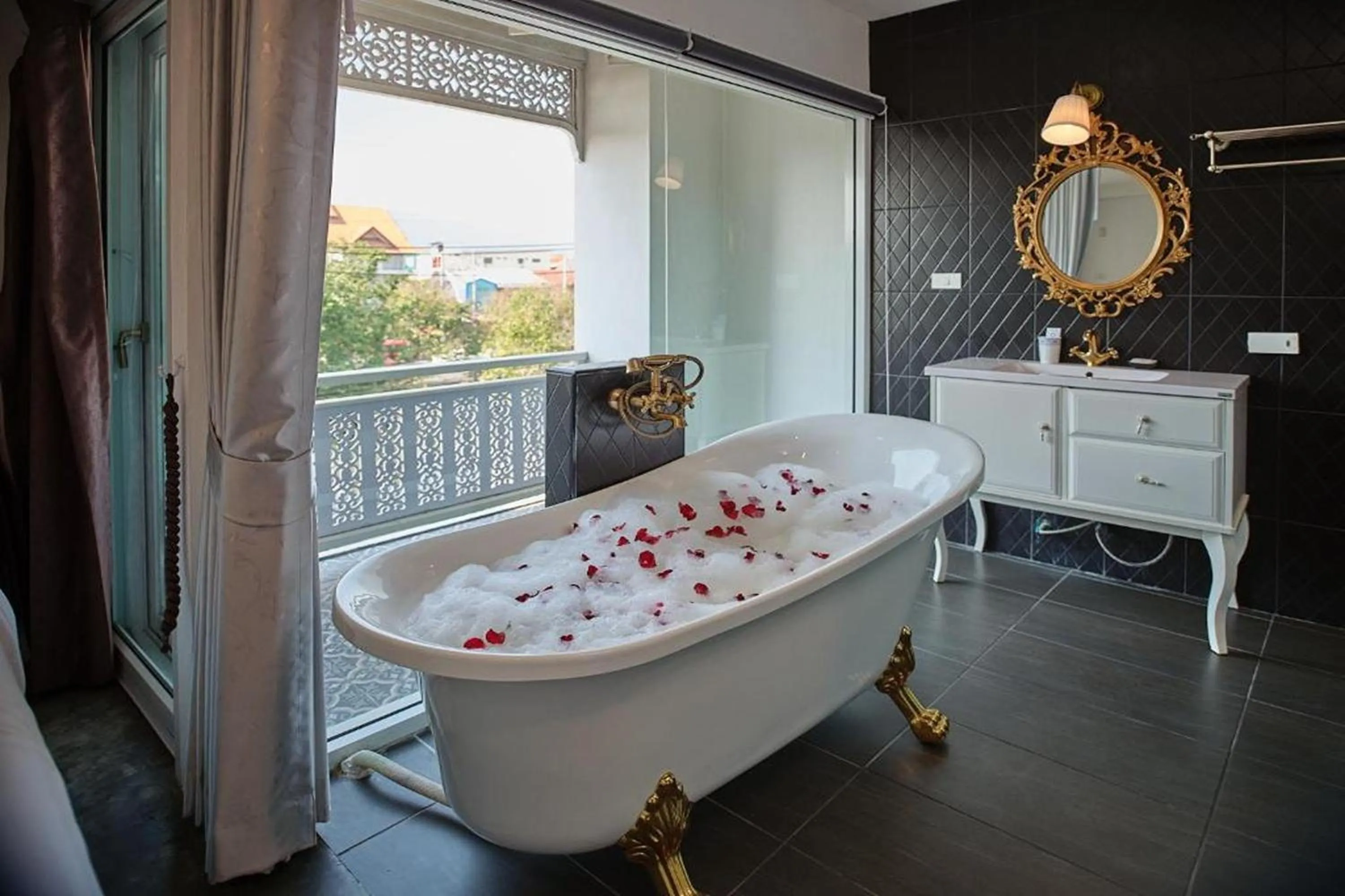 Bath in Nidhra Lanna Hotel Chiang Mai