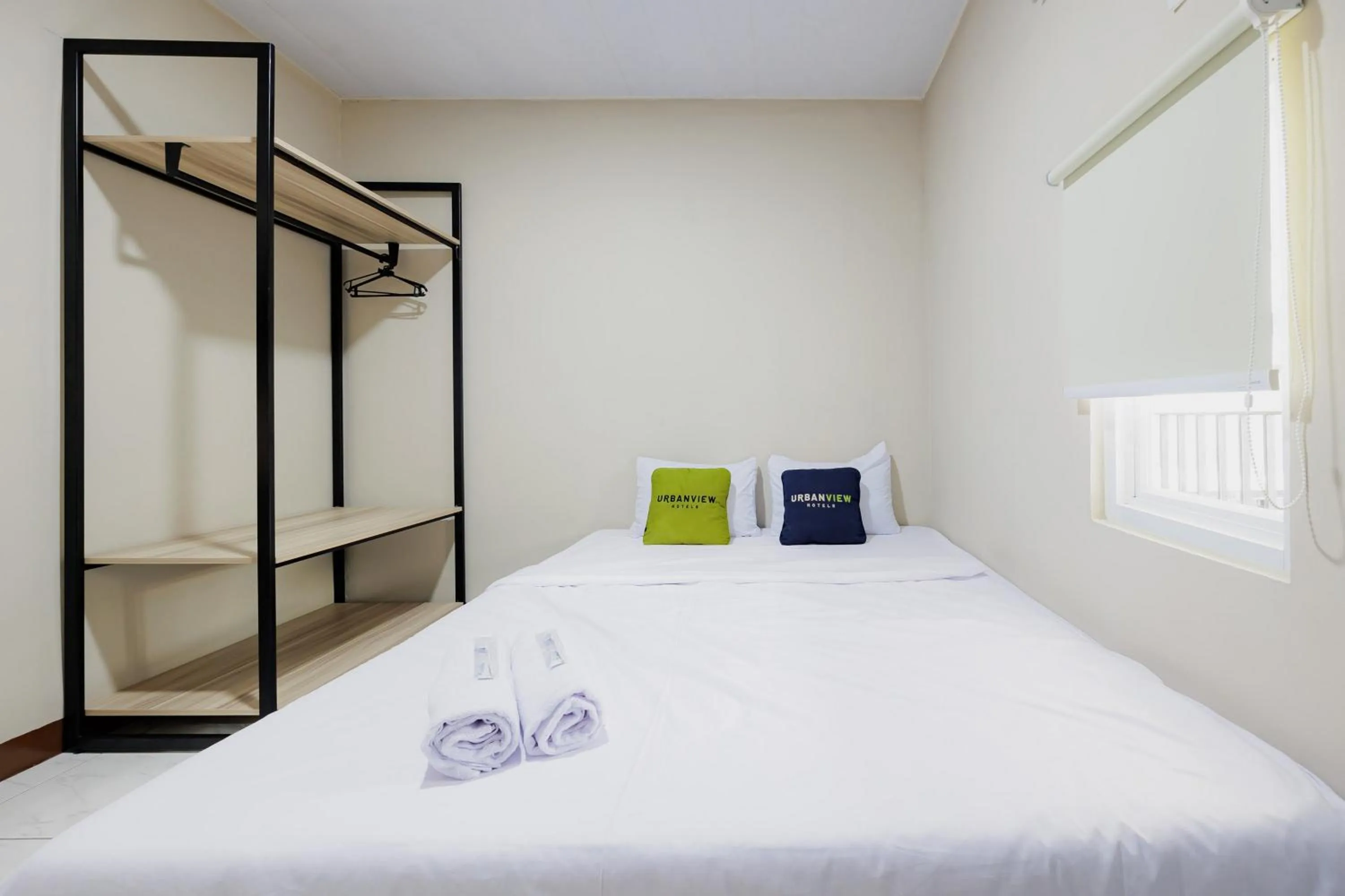 Bedroom, Bed in Urbanview Petukangan Mansion Jakarta