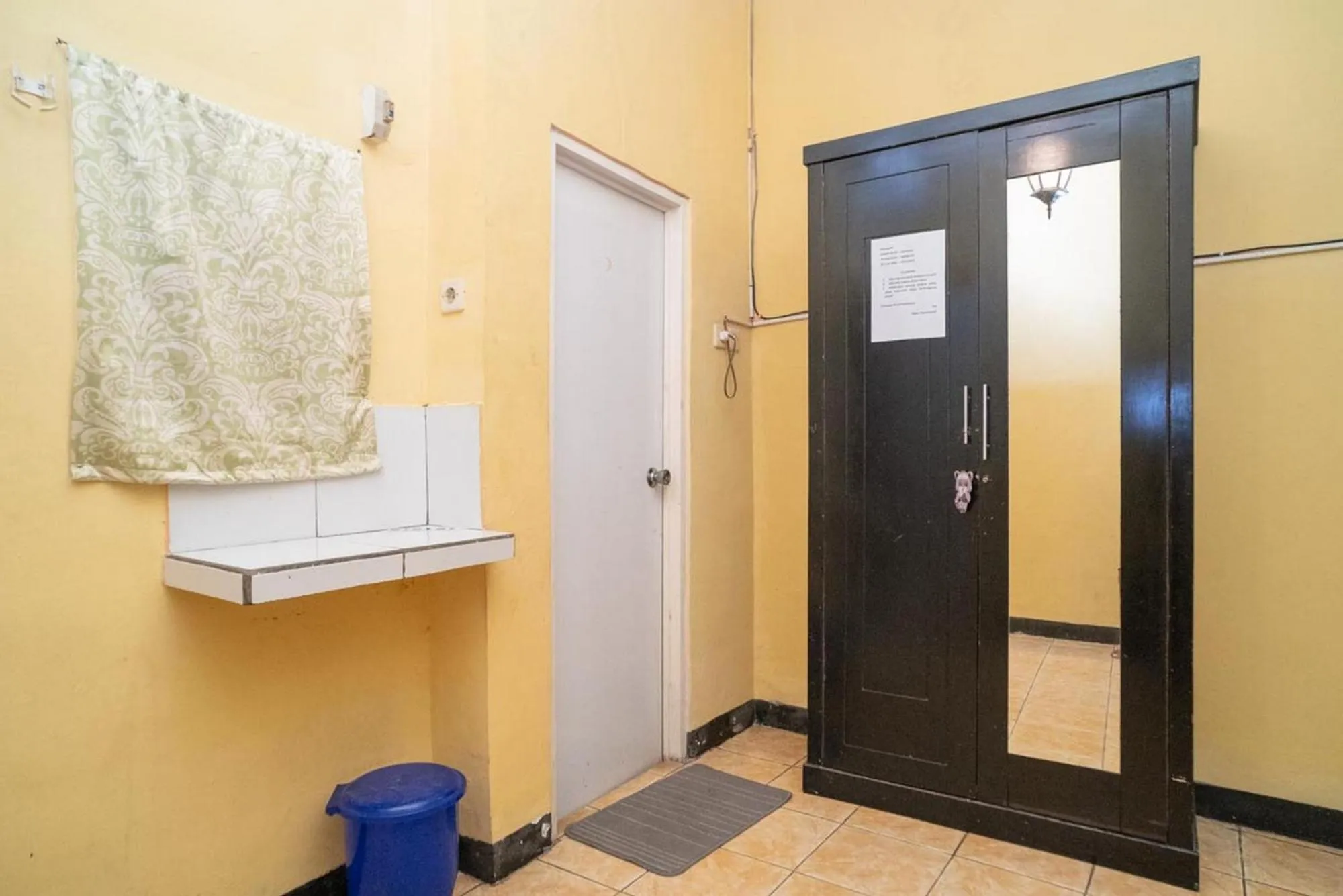 Standard King Room - single occupancy in Sabar Mansion 22 Mitra RedDoorz