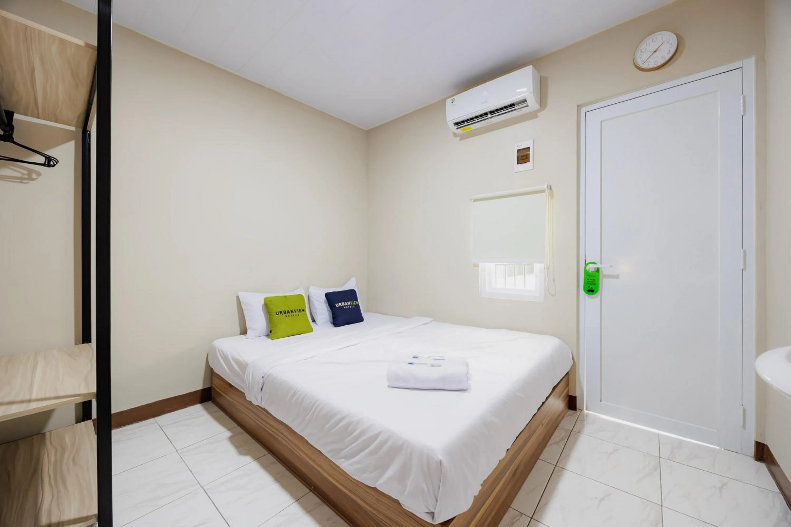 Bedroom, Bed in Urbanview Petukangan Mansion Jakarta