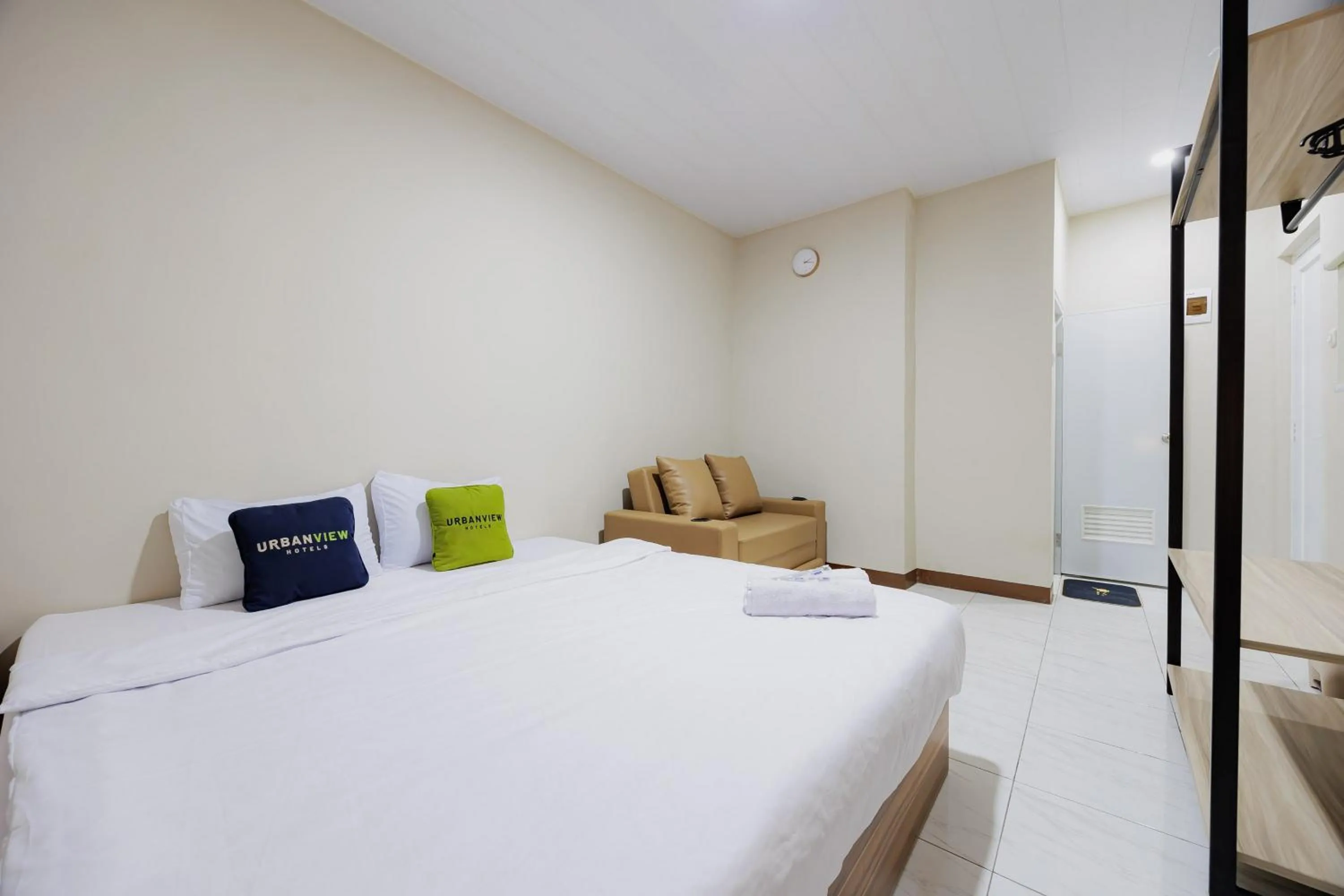 Bedroom, Bed in Urbanview Petukangan Mansion Jakarta