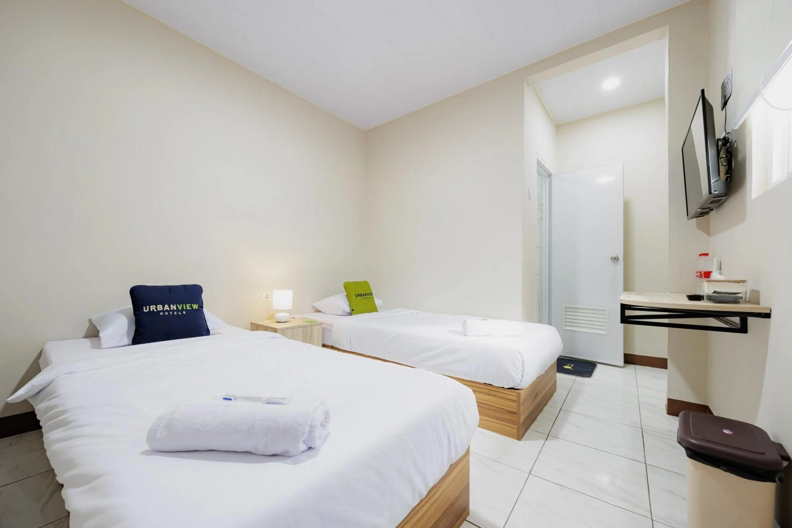 Bedroom, Bed in Urbanview Petukangan Mansion Jakarta