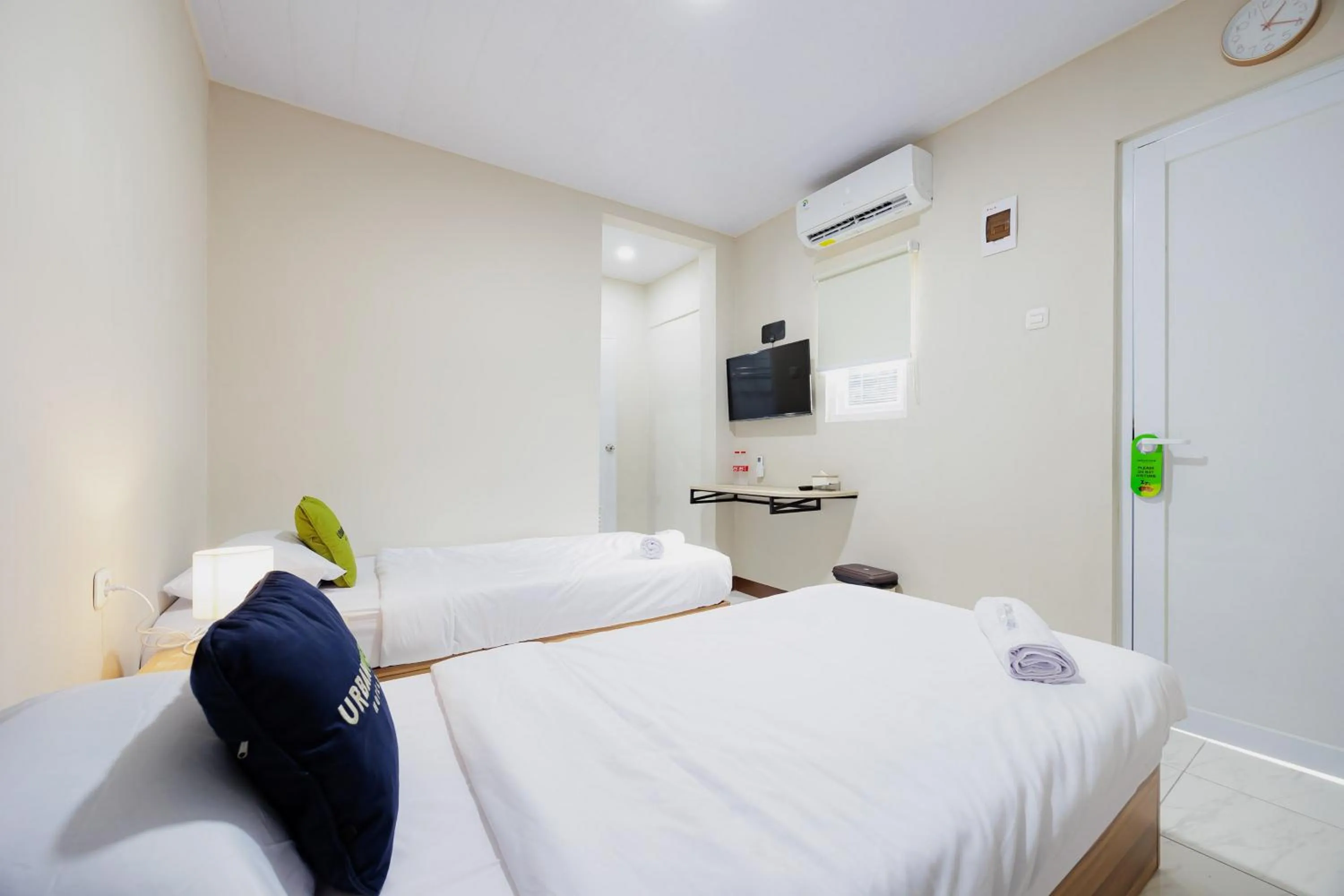 Bedroom, Bed in Urbanview Petukangan Mansion Jakarta