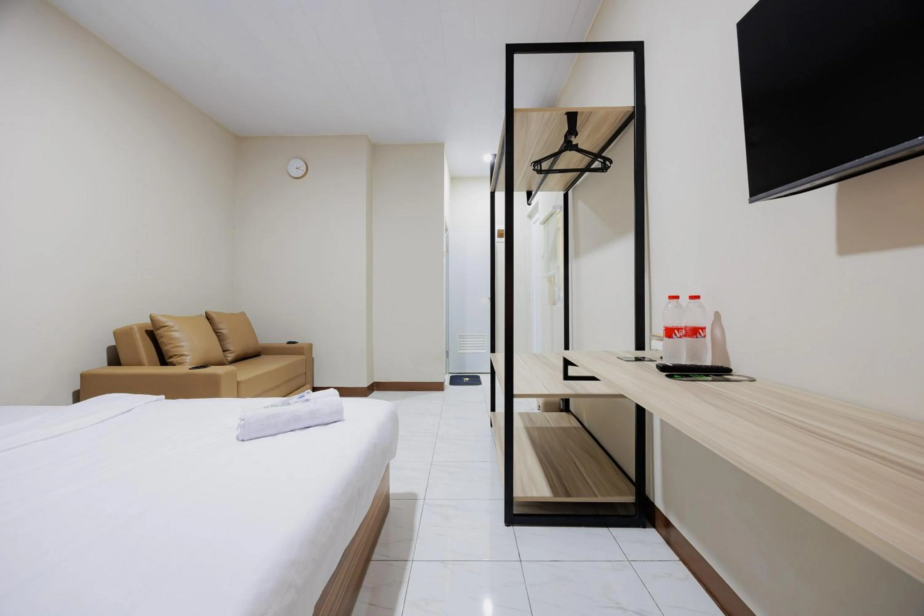 Bedroom, Bed in Urbanview Petukangan Mansion Jakarta