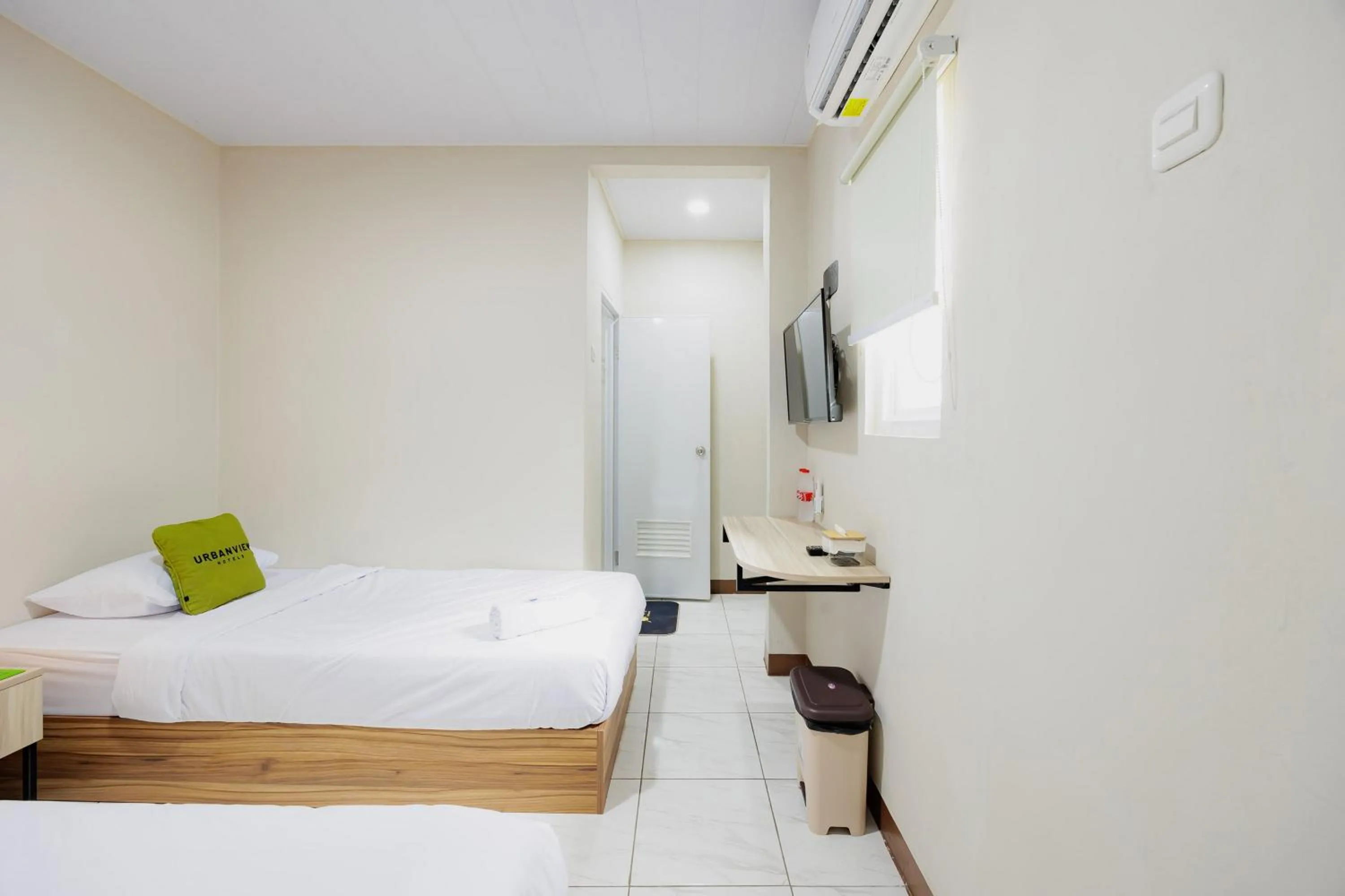 Bedroom, Bed in Urbanview Petukangan Mansion Jakarta