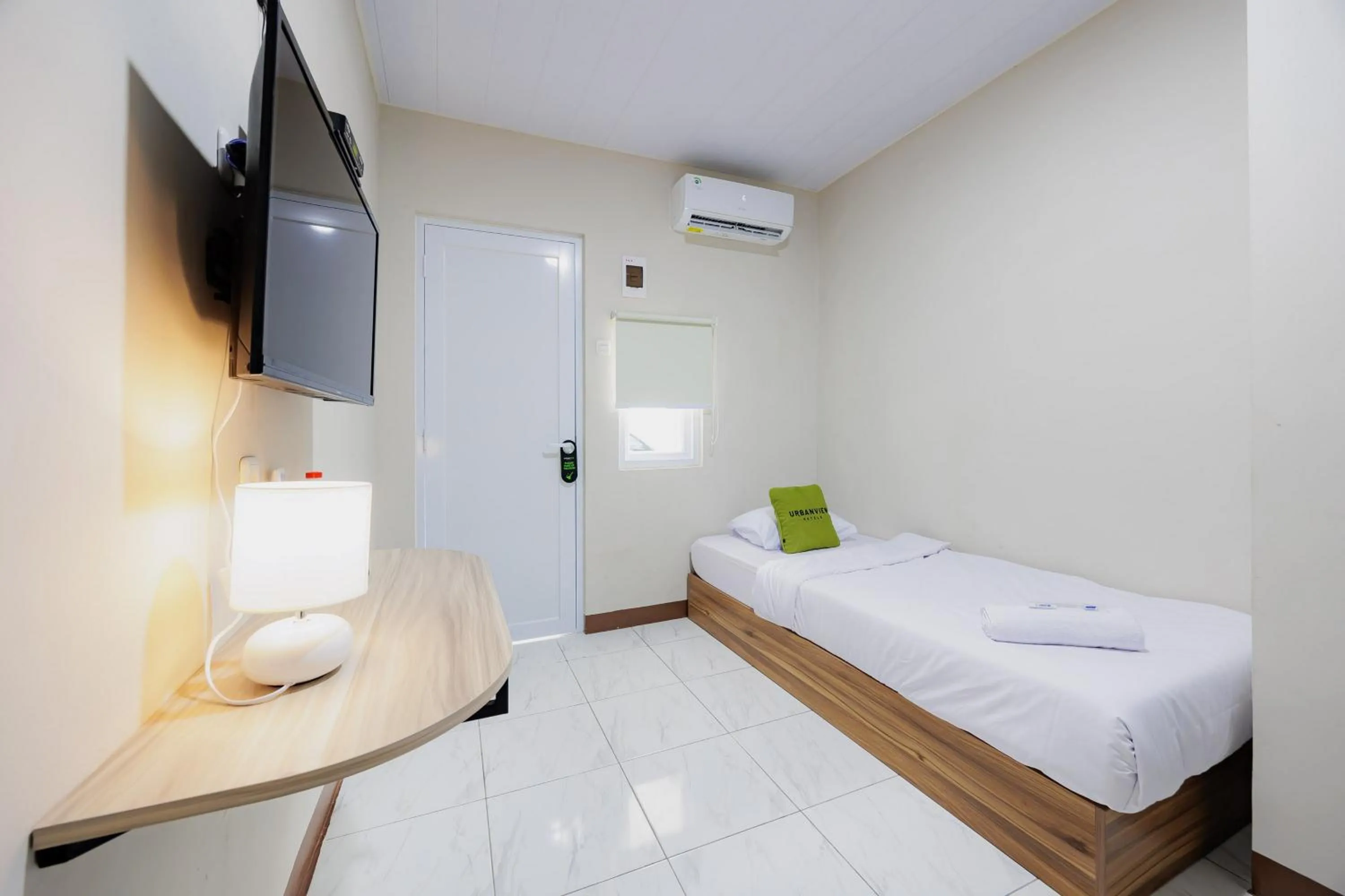 Bedroom, Bed in Urbanview Petukangan Mansion Jakarta