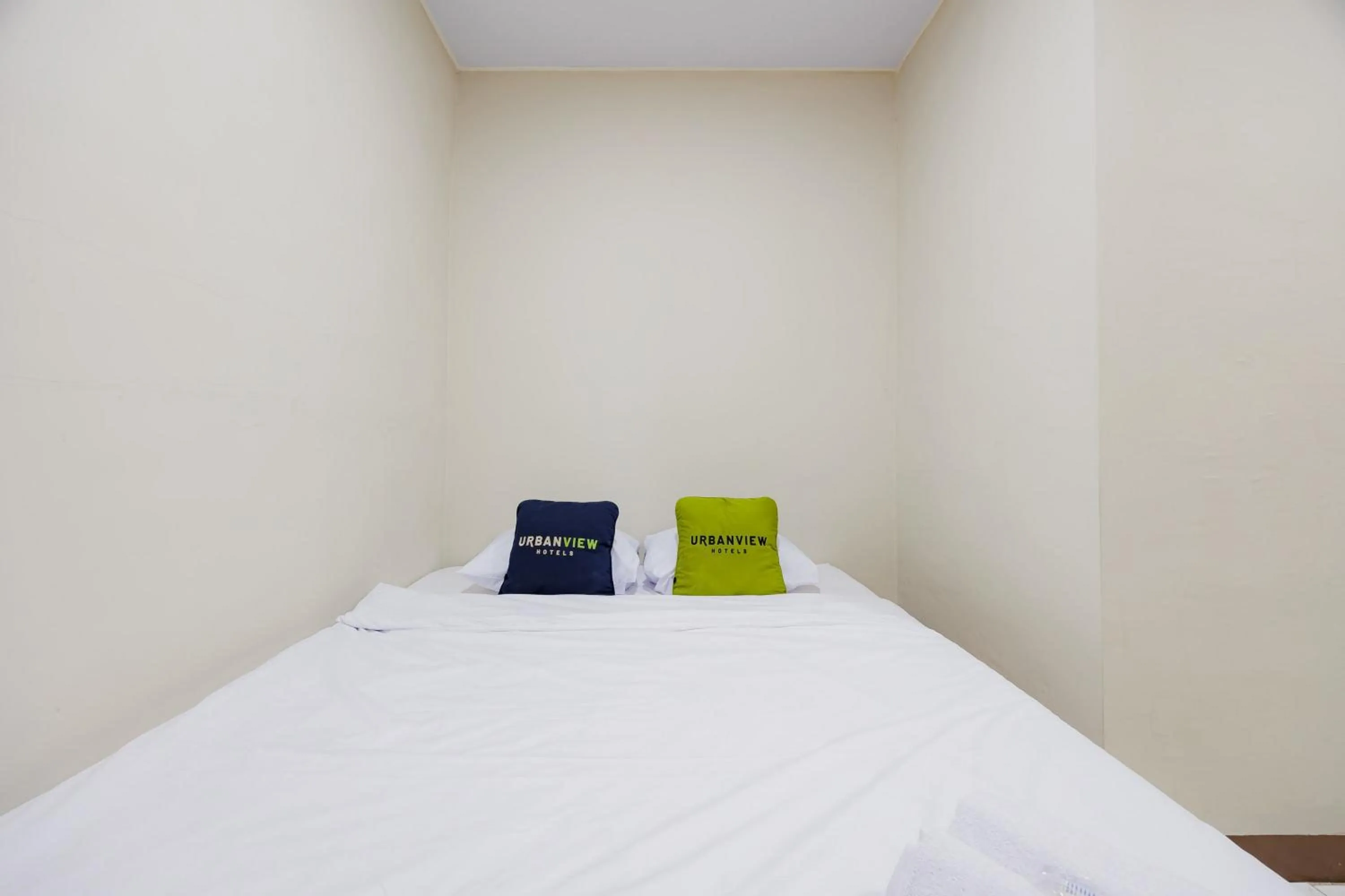 Bedroom, Bed in Urbanview Petukangan Mansion Jakarta