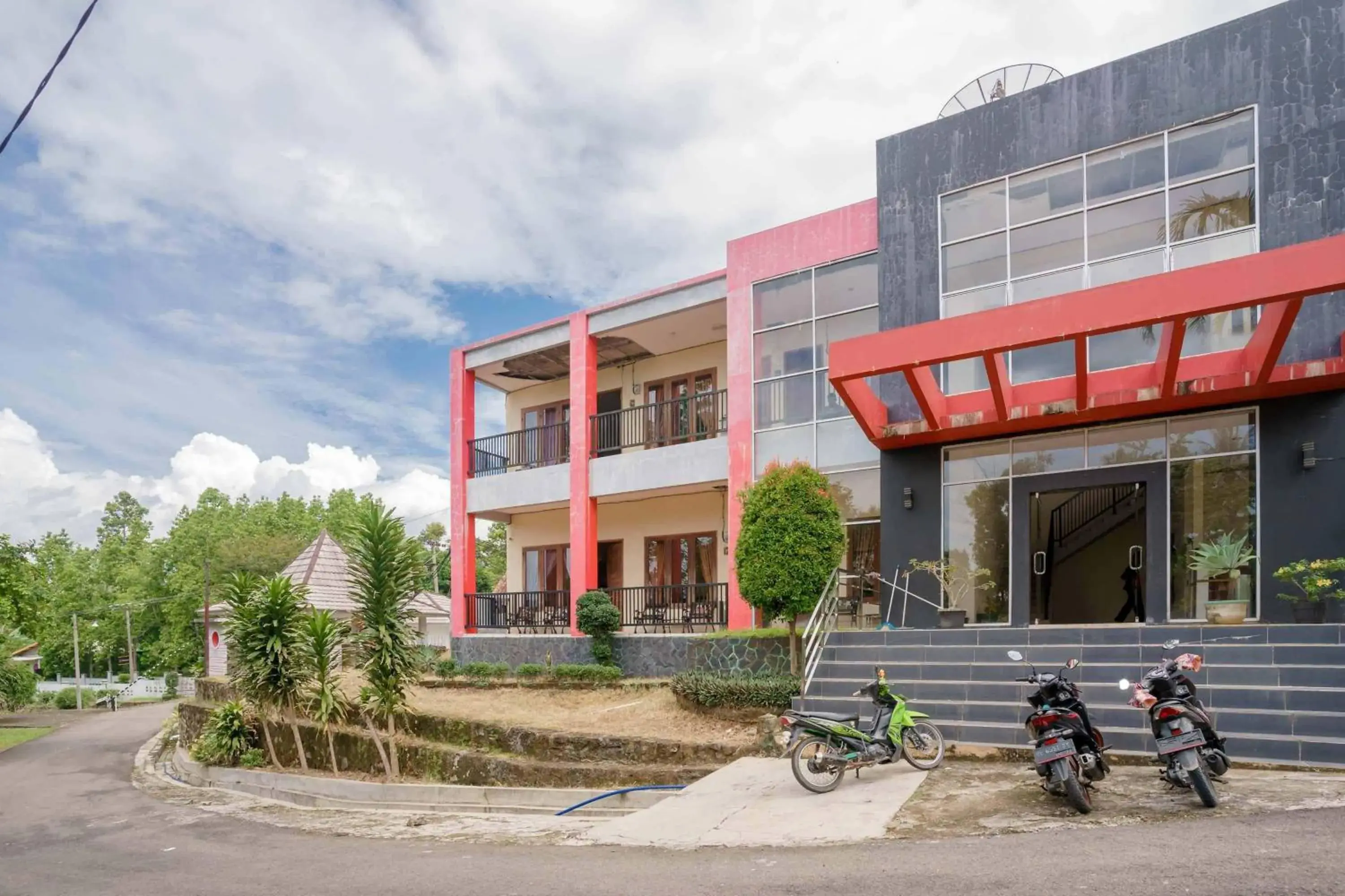 Facade/entrance in Wisma Belerang Kalianda Lampung RedPartner Facade/entrance in Wisma Belerang Kalianda Lampung RedPartner