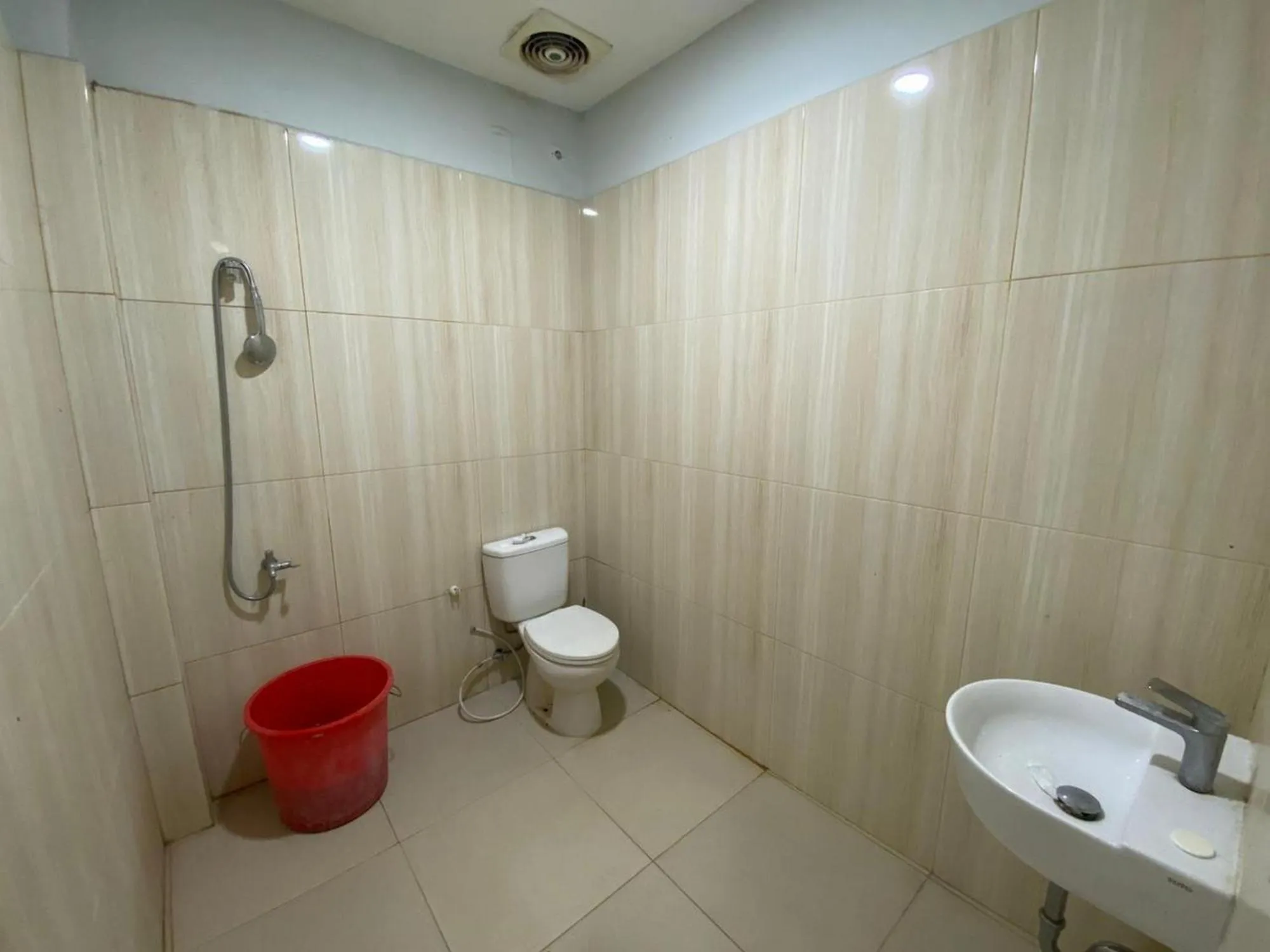Shower in Hotel Magellona Makassar Mitra RedDoorz