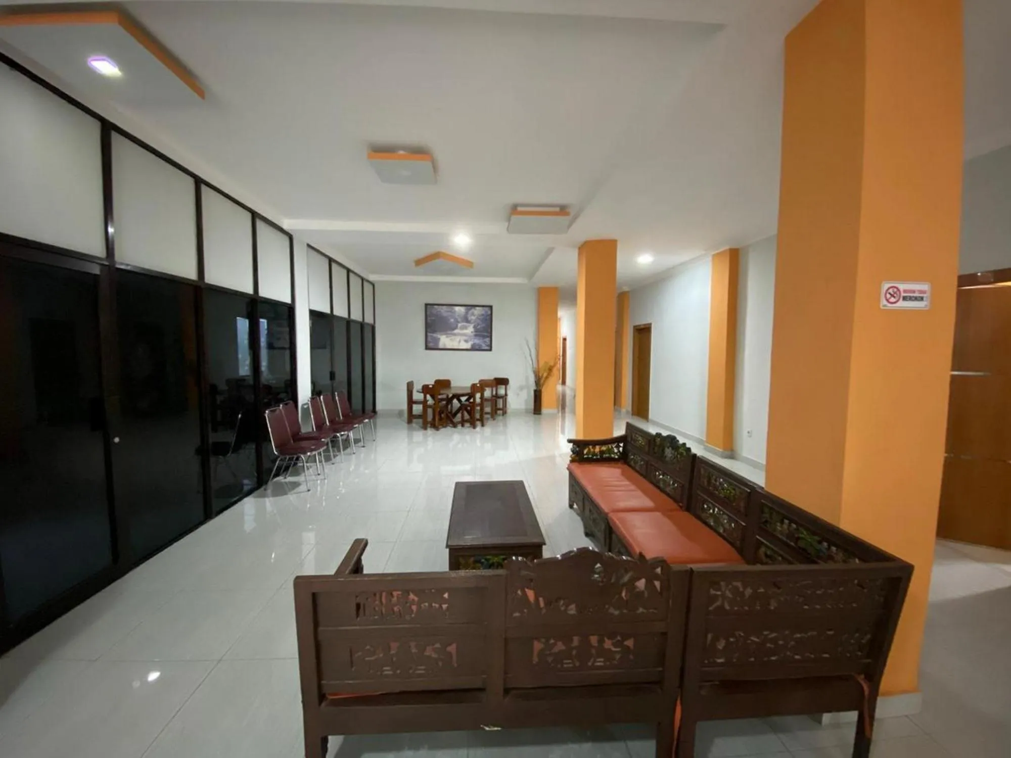 Seating area in Hotel Magellona Makassar Mitra RedDoorz