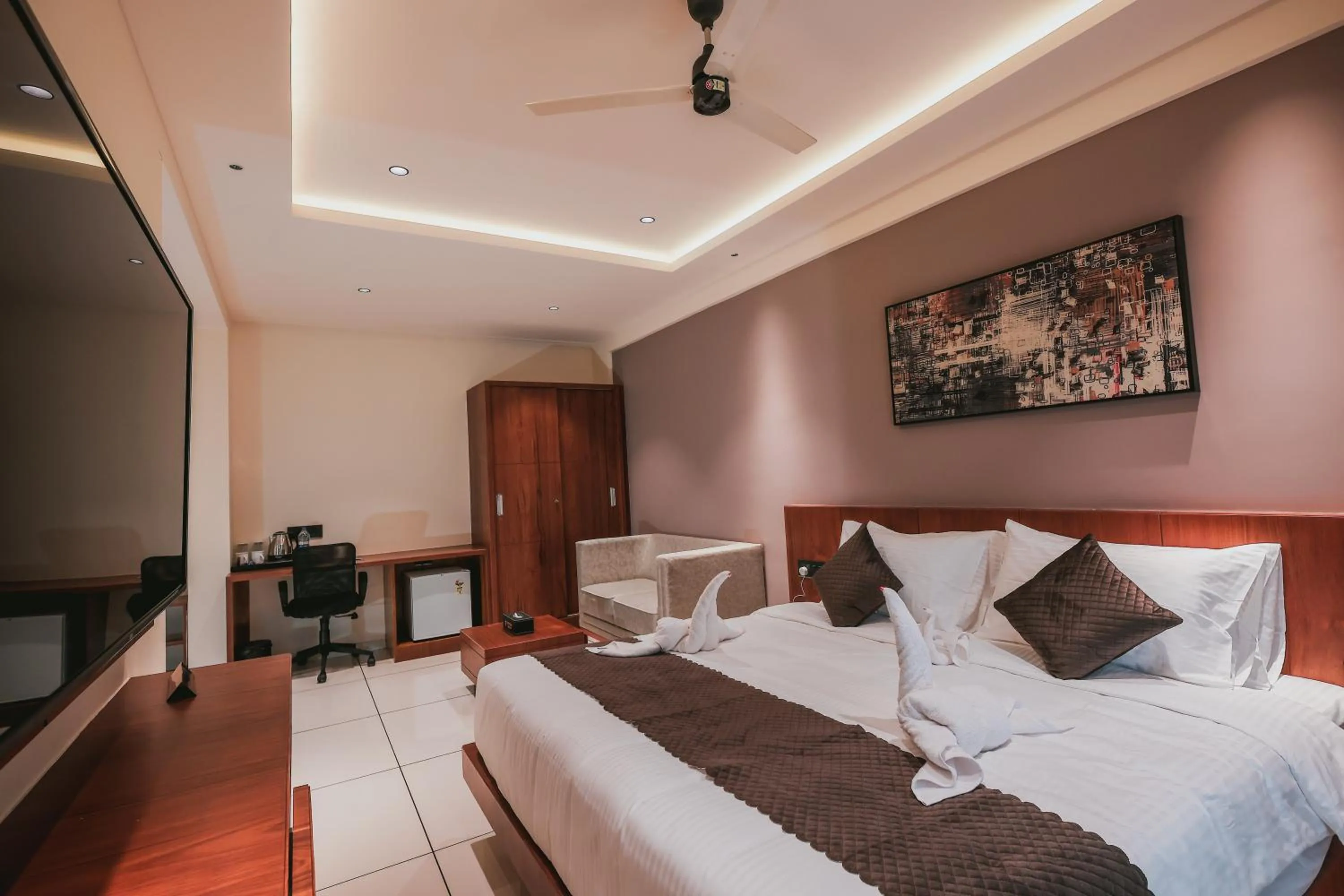 Bedroom, Bed in Fortview Suites