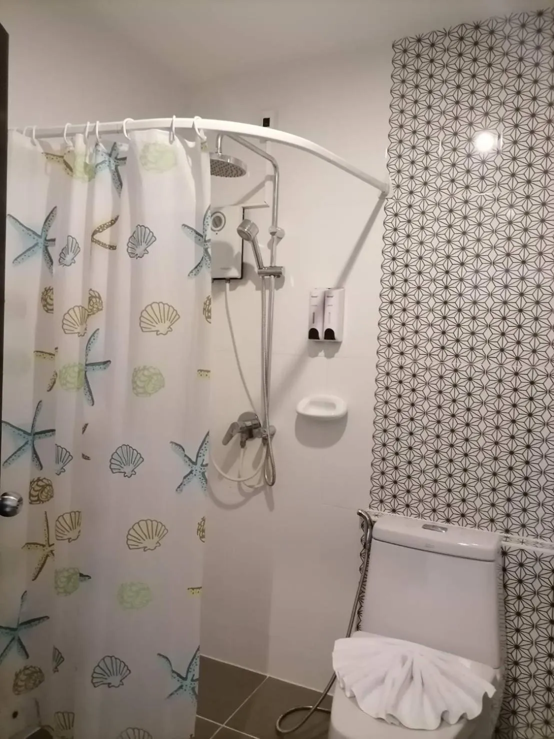 Shower in NJ PATONG HOTEL