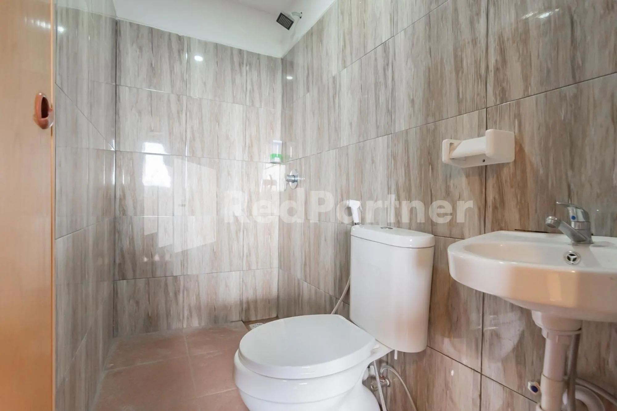 Shower in D'Valley View Lembang Mitra RedDoorz