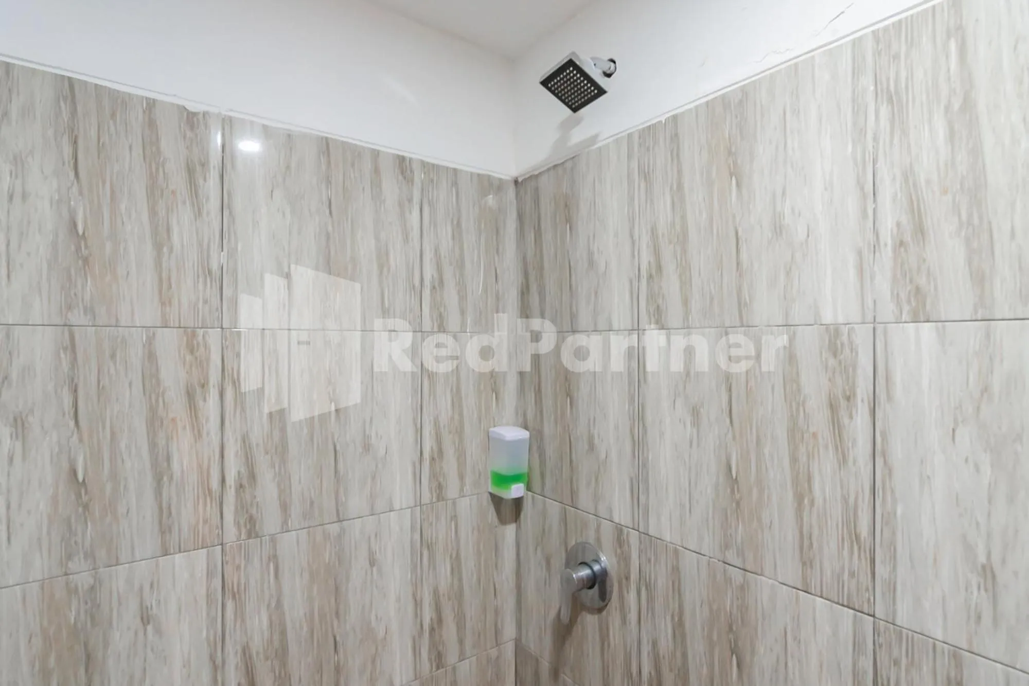 Shower in D'Valley View Lembang Mitra RedDoorz