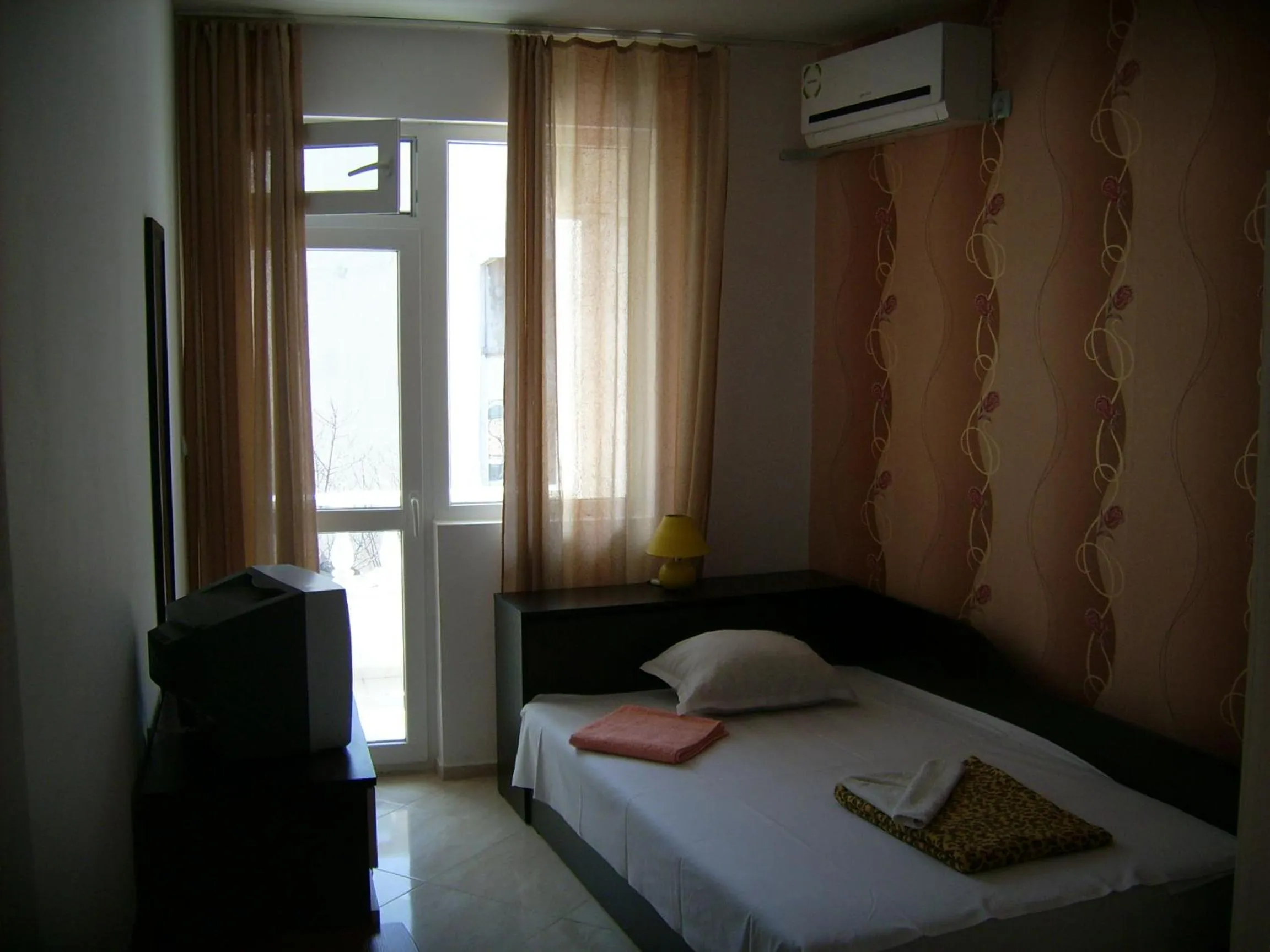 Inner courtyard view, Bed in Hotel Pasians