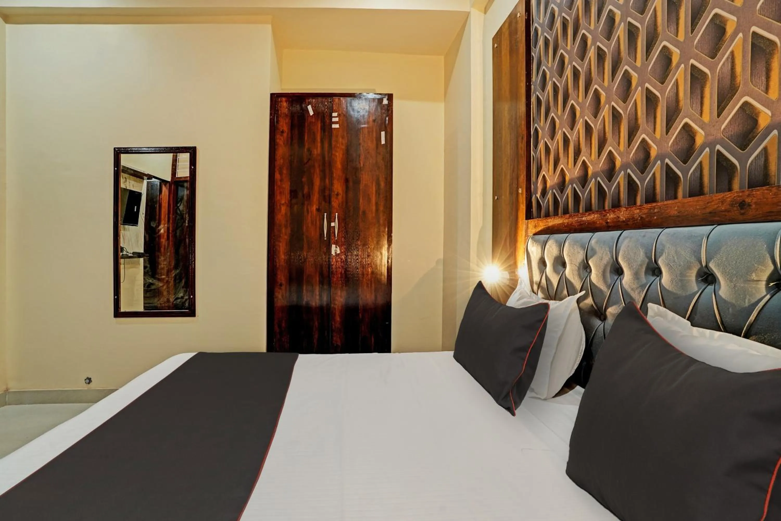 Facade/entrance, Bed in Hotel O SR HOTEL