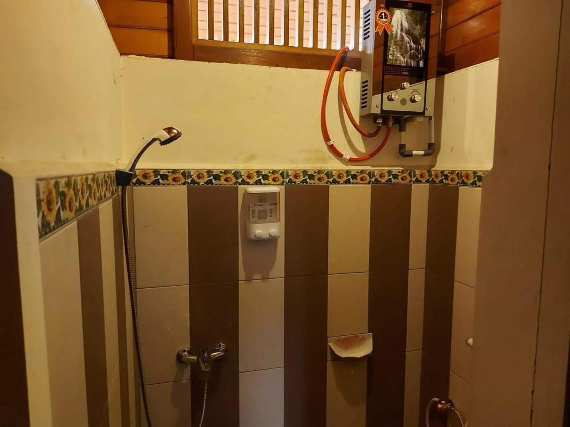 Shower in Roemah Kayu Saragan Syariah Magelang Mitra RedDoorz Shower in Roemah Kayu Saragan Syariah Magelang Mitra RedDoorz