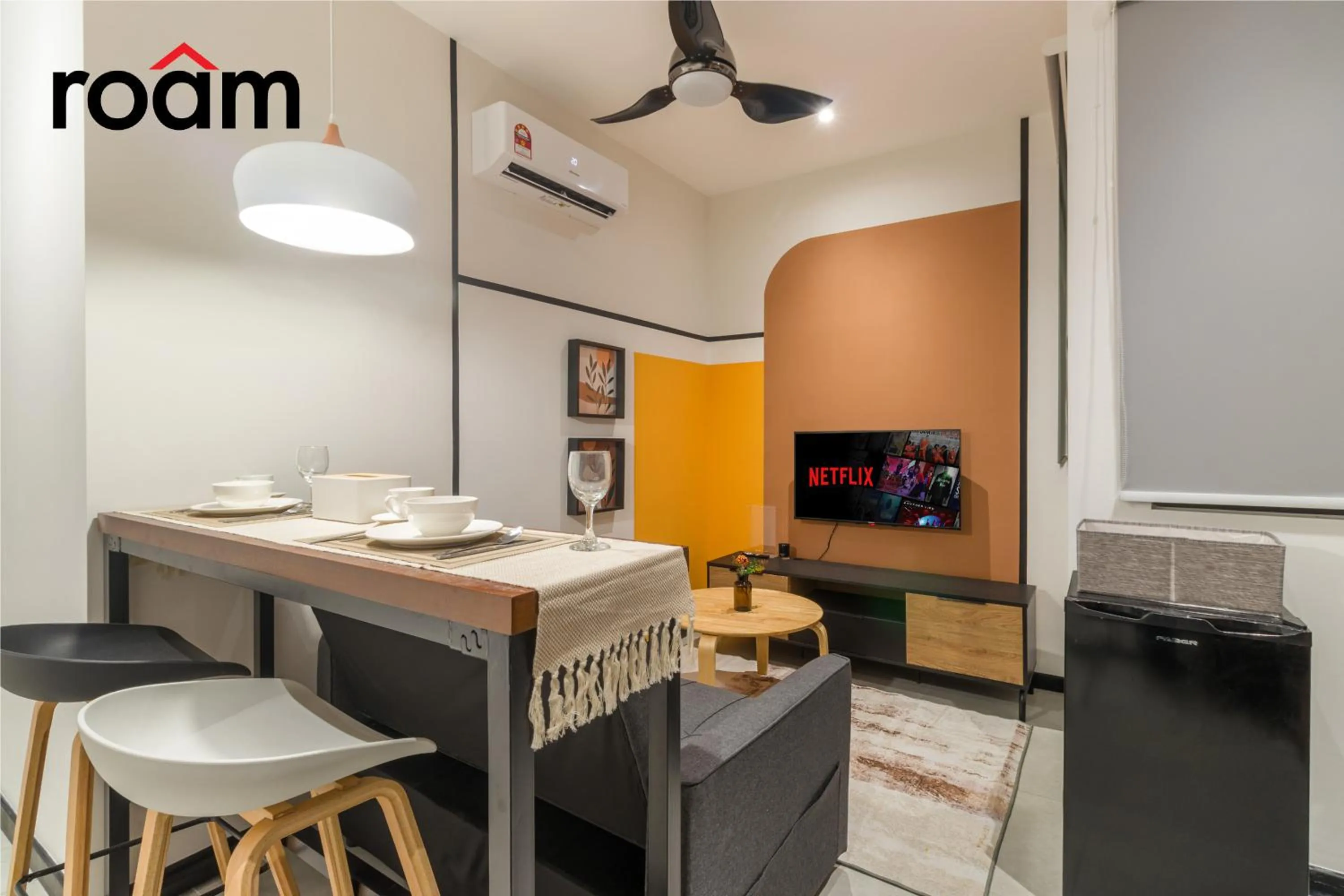 TV and multimedia in Neu Suites Residence, Embassy Row