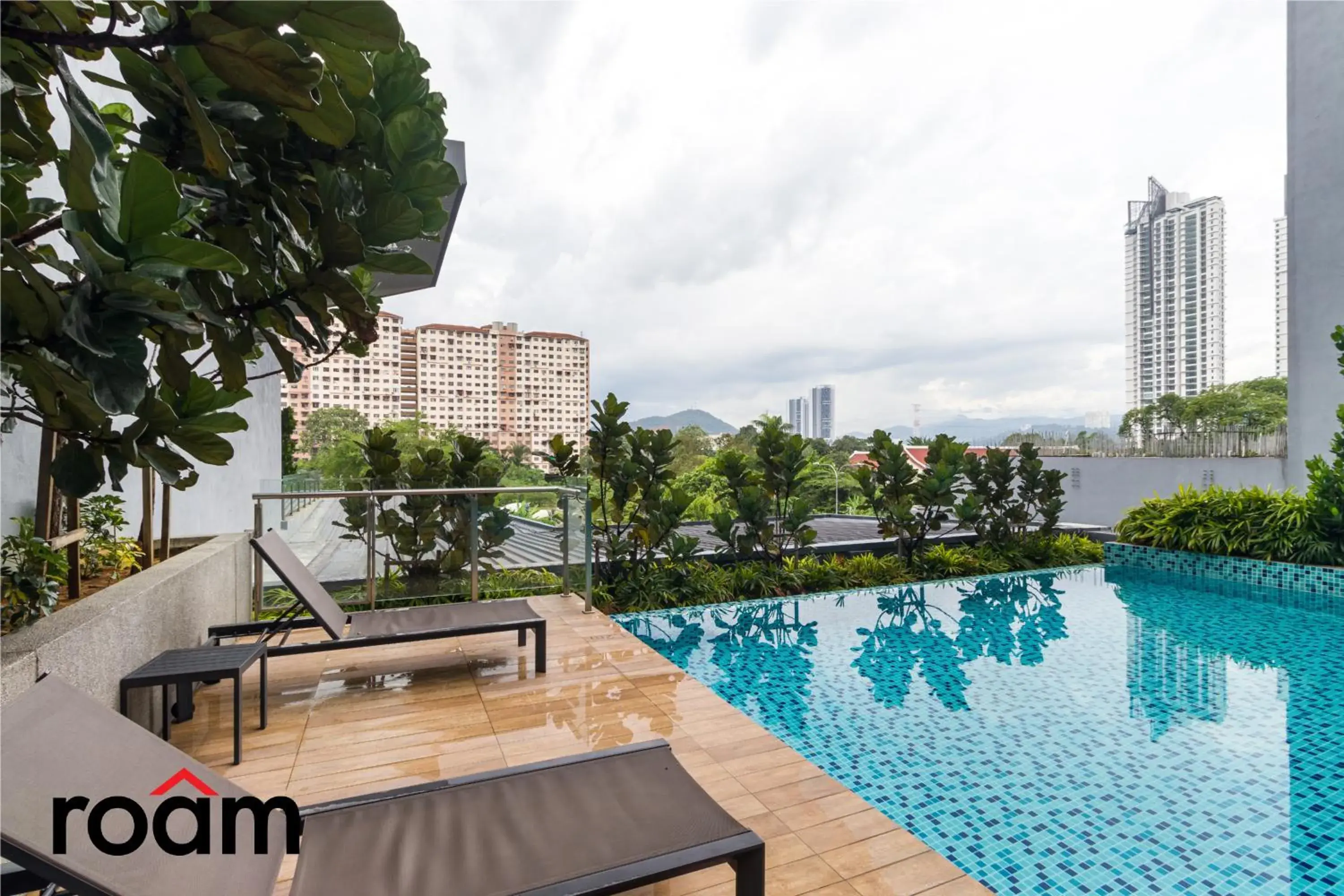 Swimming pool in Neu Suites Residence, Embassy Row Swimming pool in Neu Suites Residence, Embassy Row