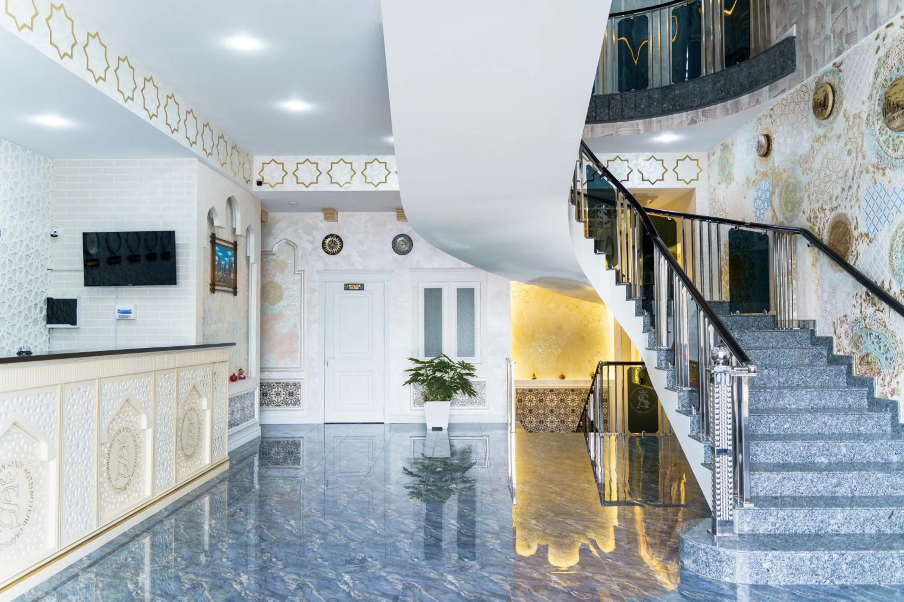 Communal lounge/ TV room in AYNIY Hotel