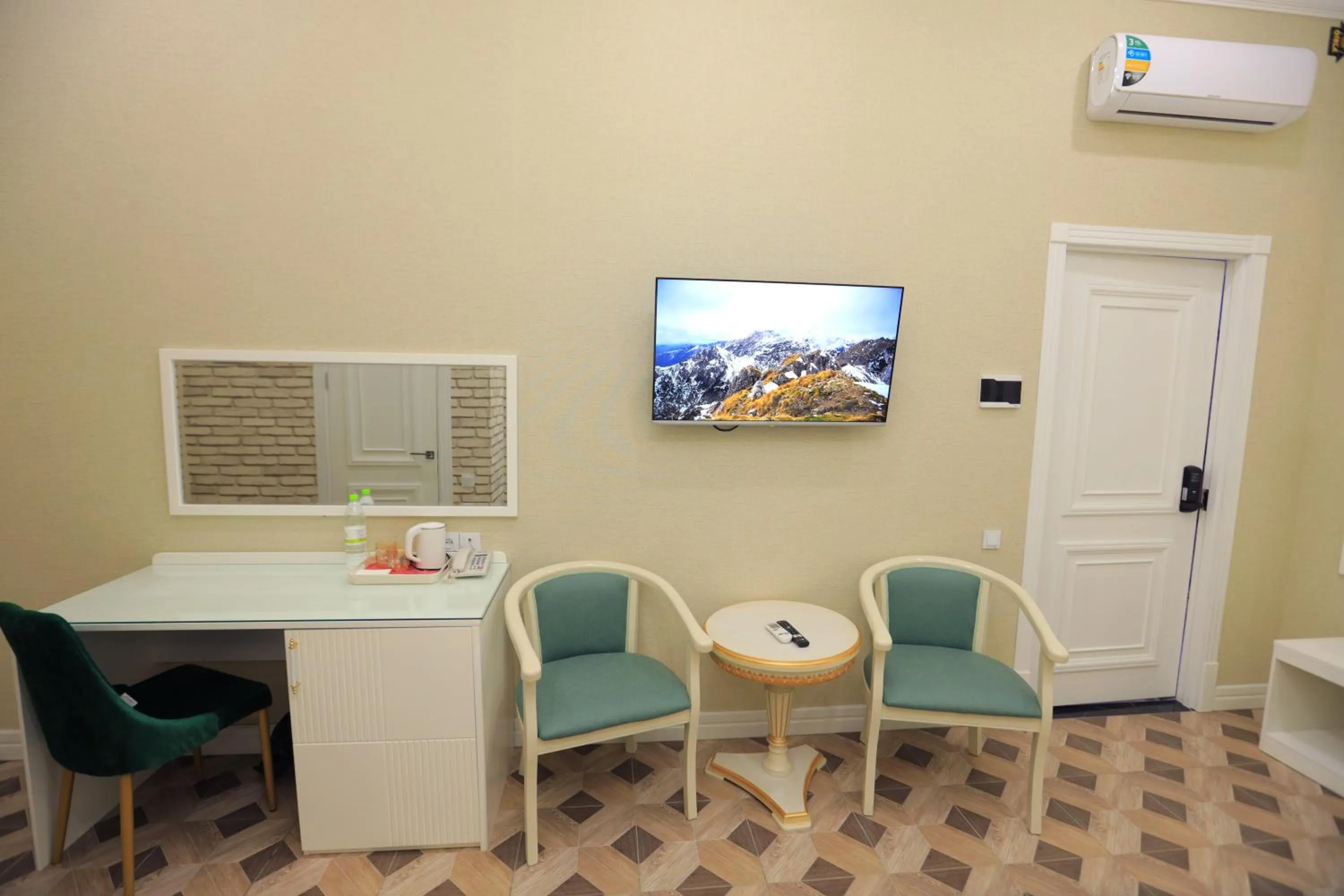 TV and multimedia in AYNIY Hotel