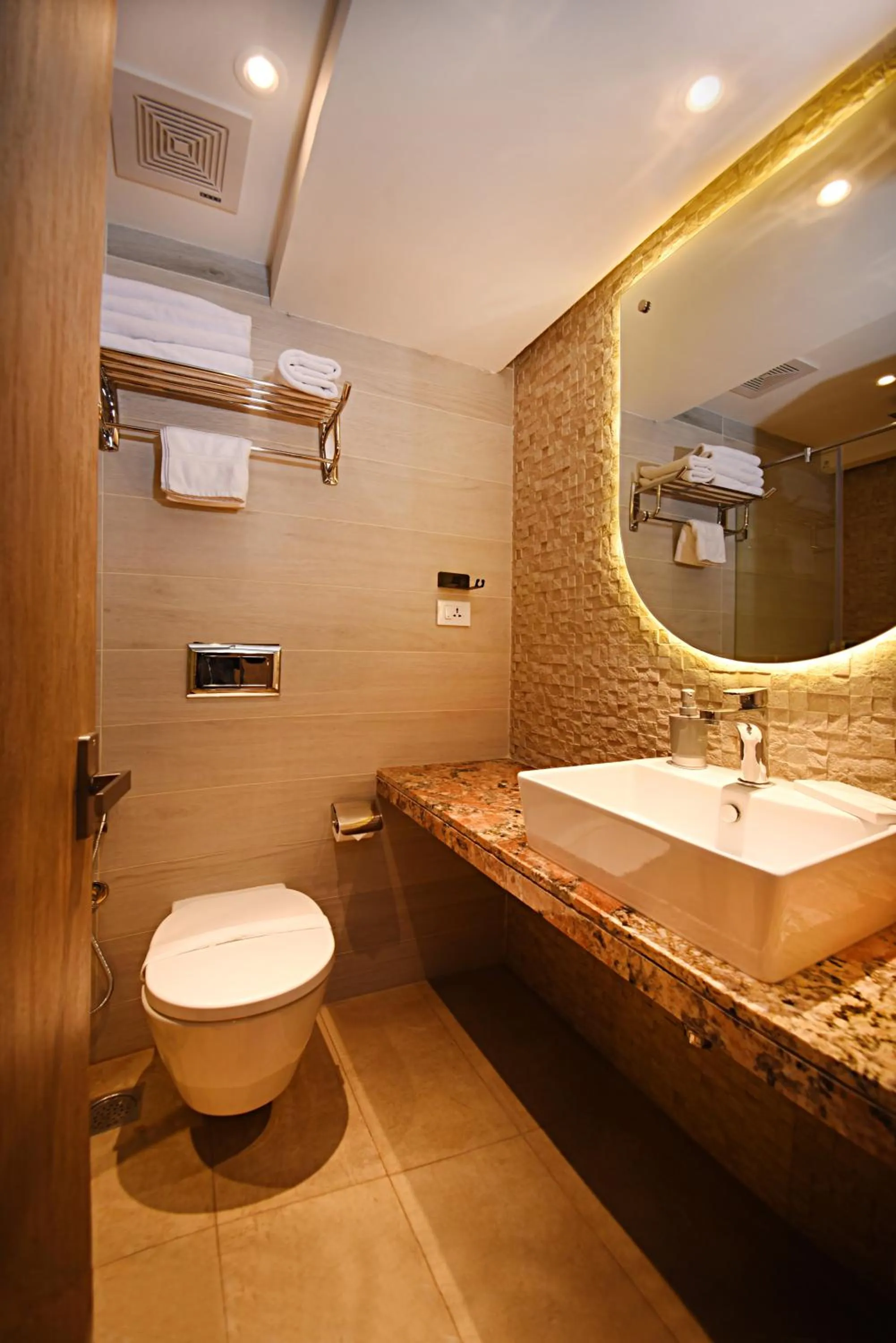 Shower in Daali Hotel & Apartment