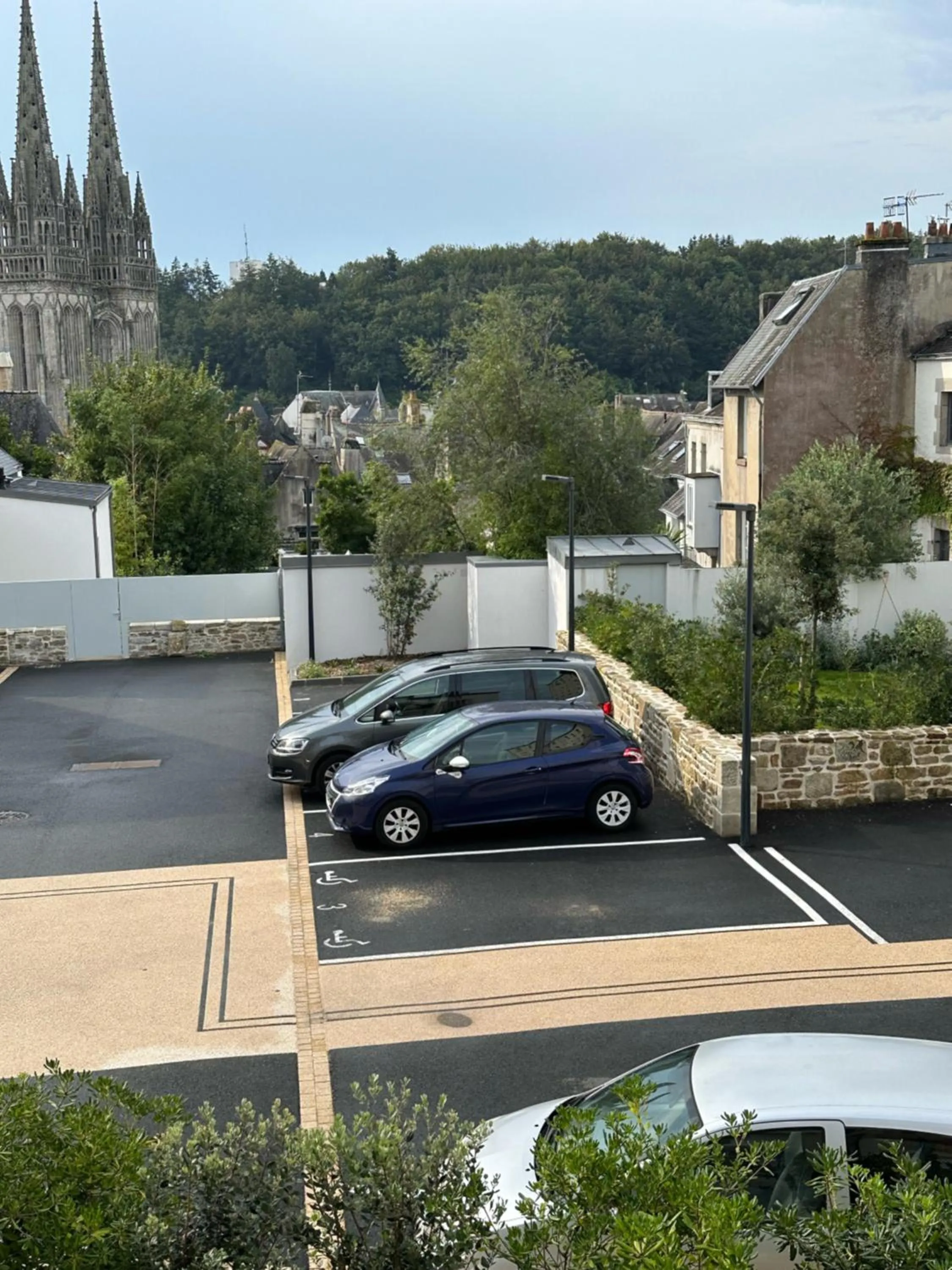 Parking in Appartement Design X - Hyper Centre - Parking Privé - Terrasse Plein Sud Quimper