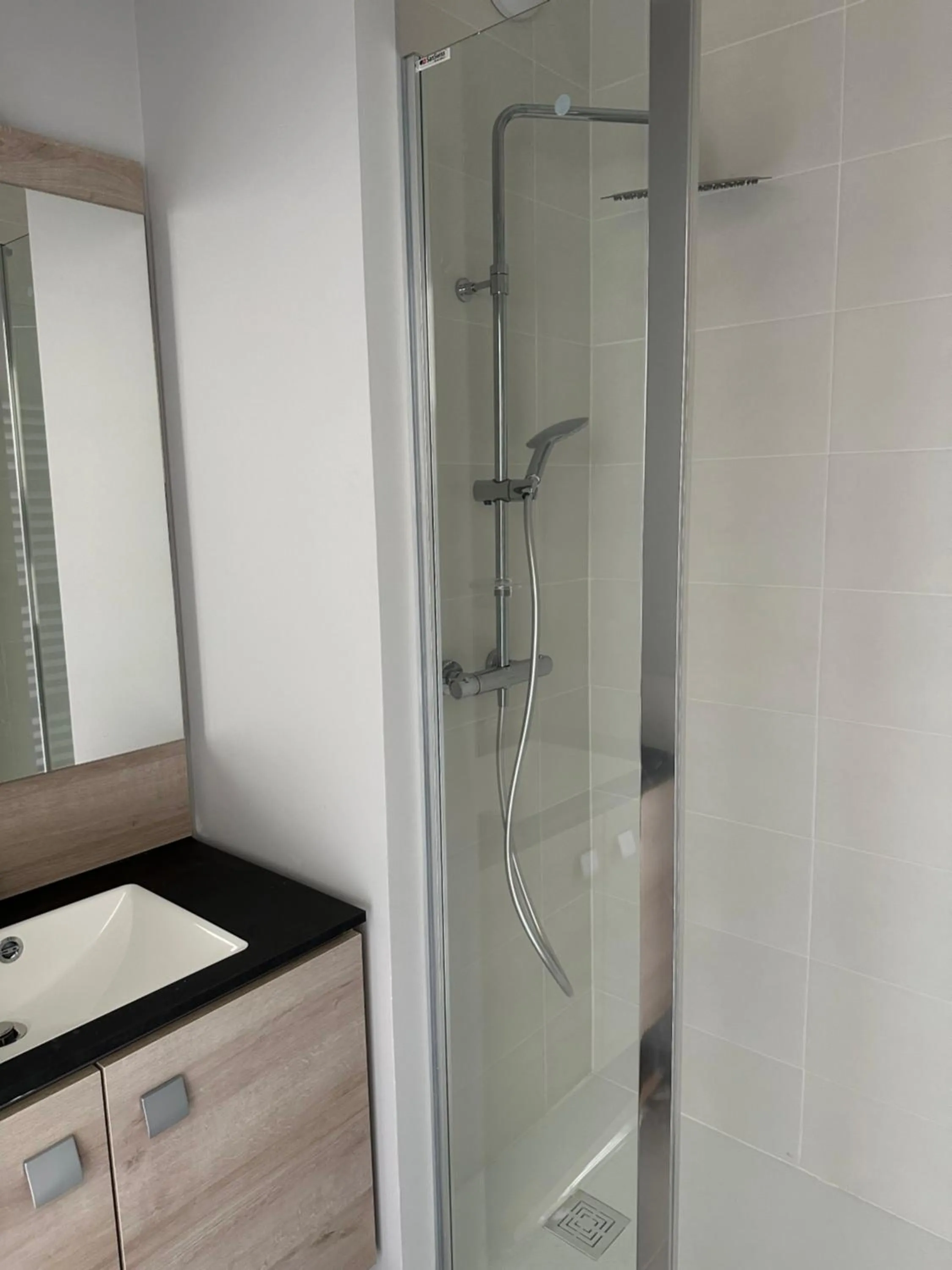 Shower in Appartement Design X - Hyper Centre - Parking Privé - Terrasse Plein Sud Quimper