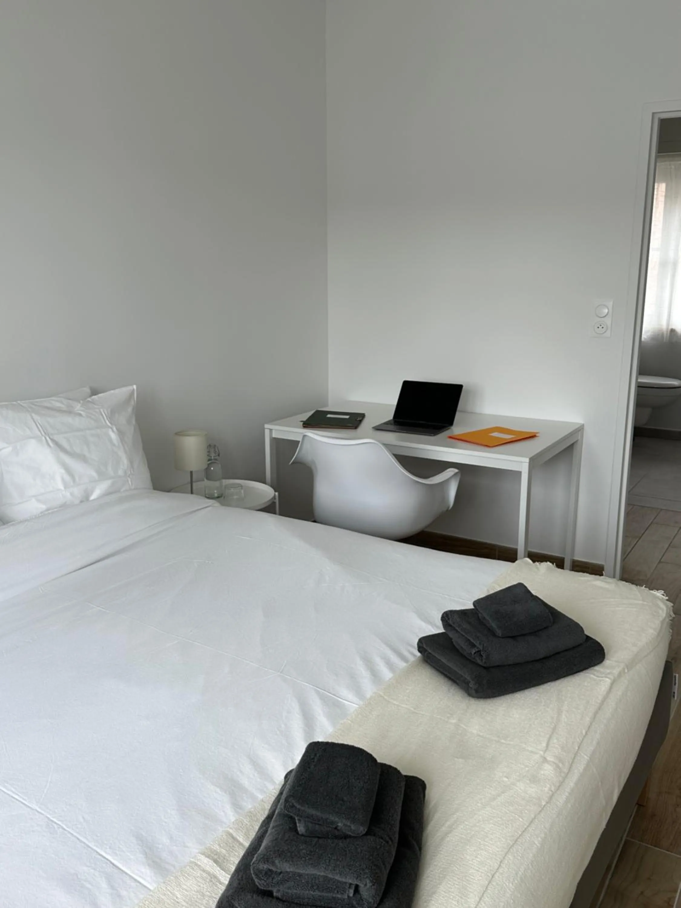 Bed in Appartement Design X - Hyper Centre - Parking Privé - Terrasse Plein Sud Quimper
