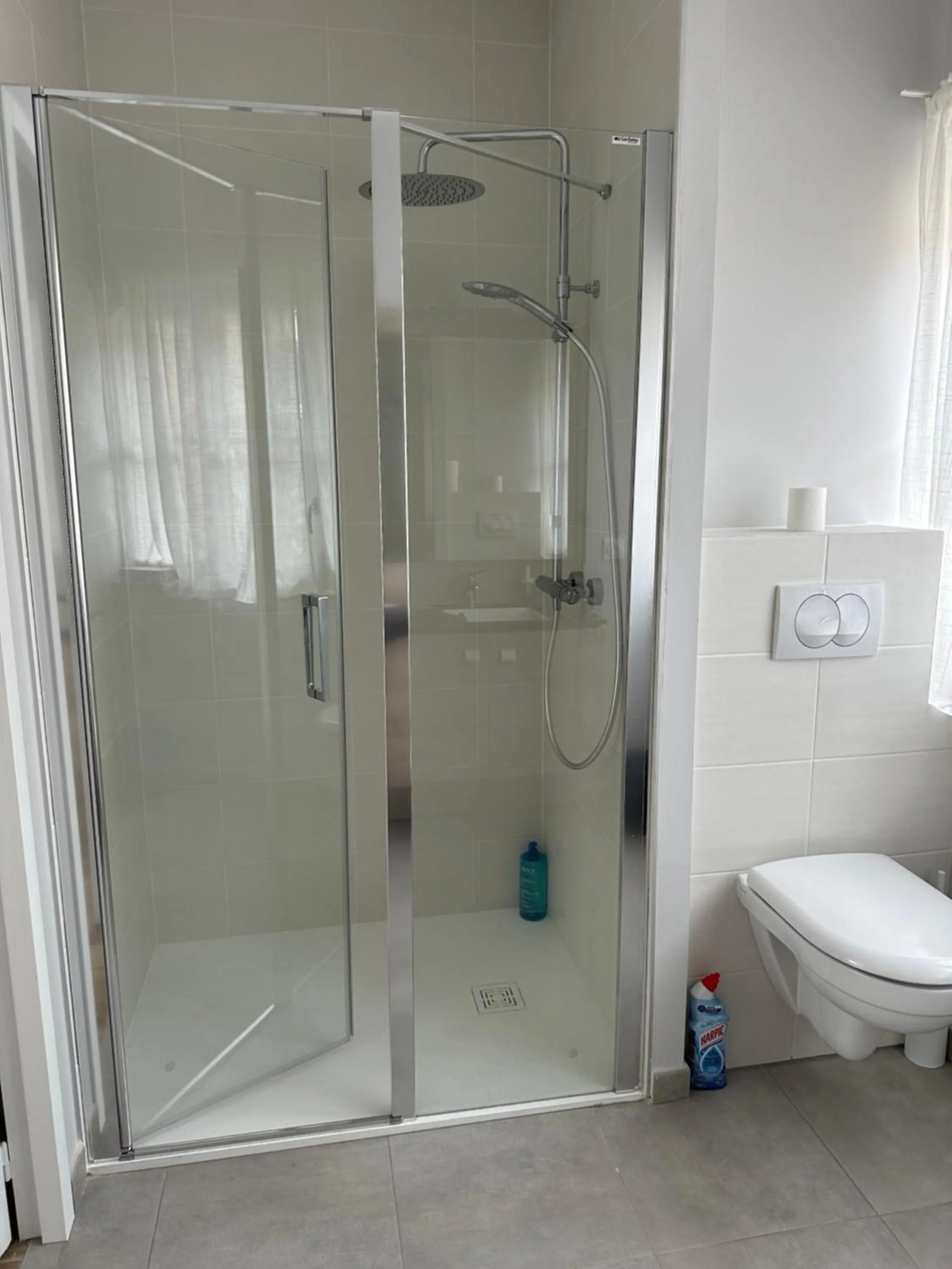 Shower in Appartement Design X - Hyper Centre - Parking Privé - Terrasse Plein Sud Quimper