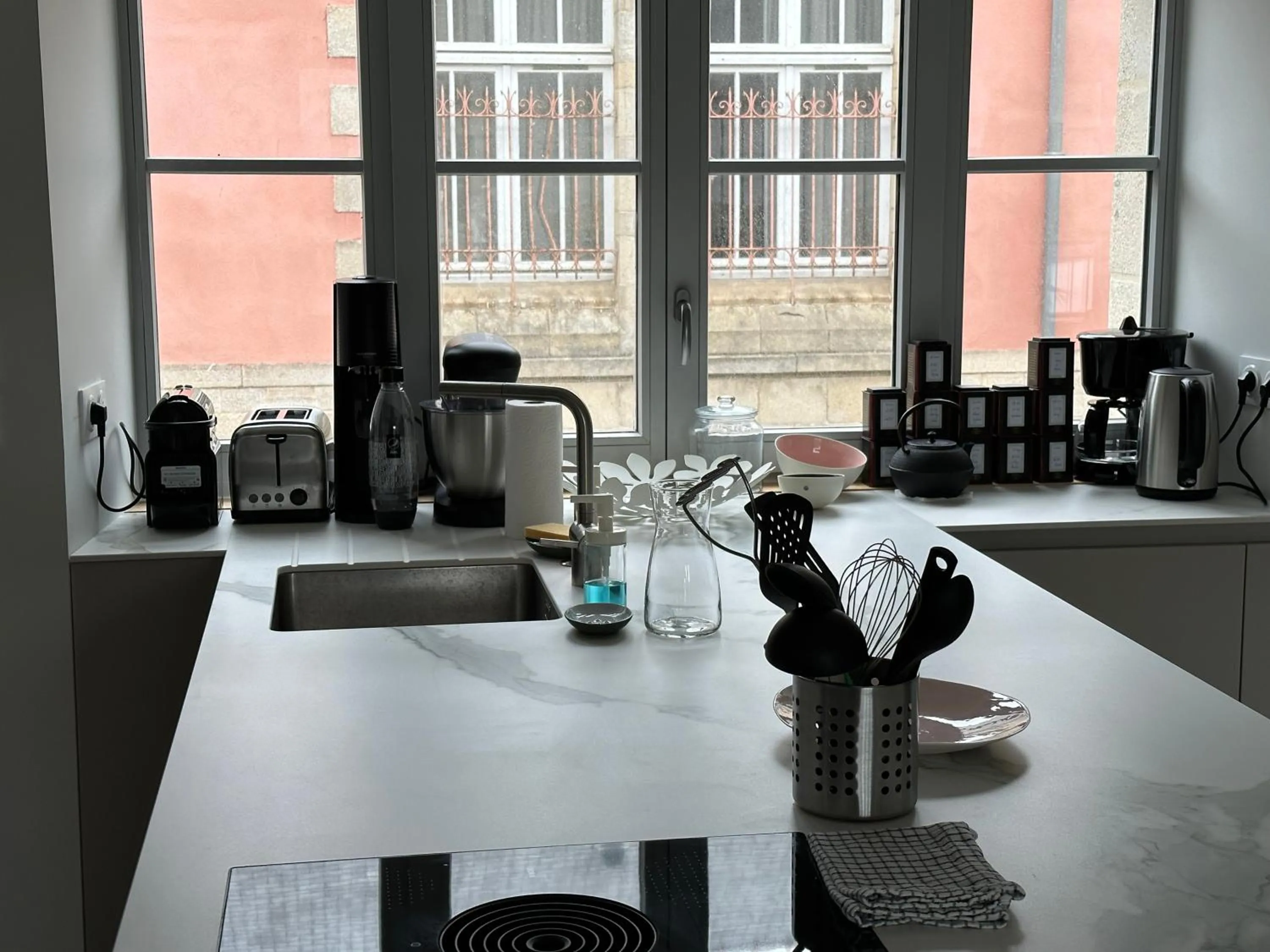 Kitchen or kitchenette in Appartement Design X - Hyper Centre - Parking Privé - Terrasse Plein Sud Quimper