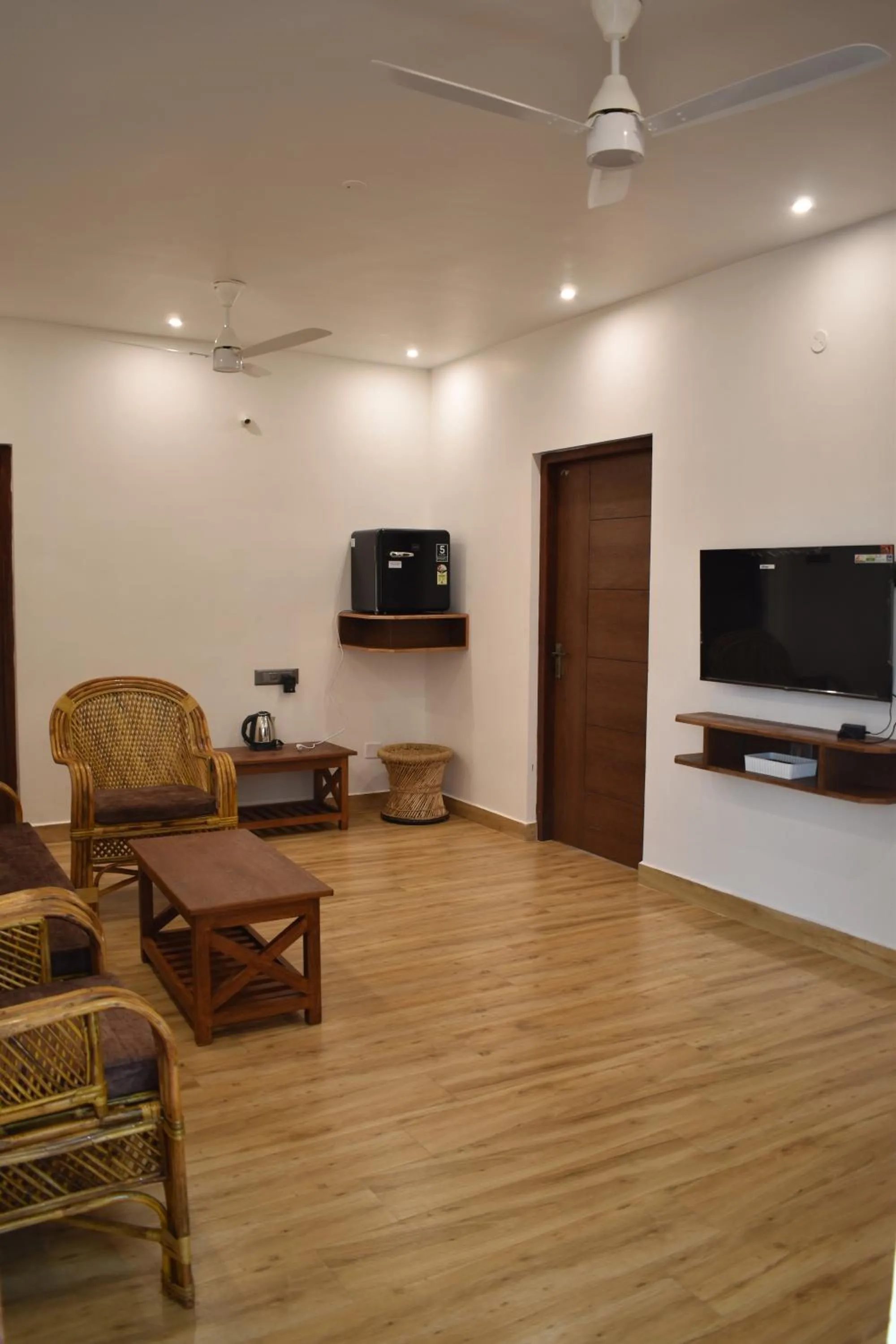 Communal lounge/ TV room in Hotel NT Grand Yercaud
