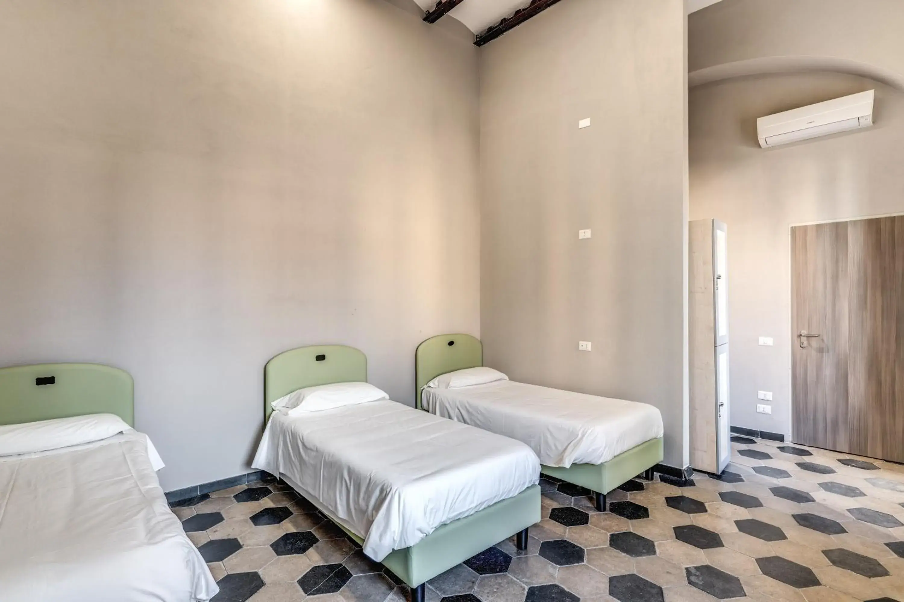 Basic Triple Room with Shared Bathroom in Borgo Ripa Urban Travel Basic Triple Room with Shared Bathroom in Borgo Ripa Urban Travel