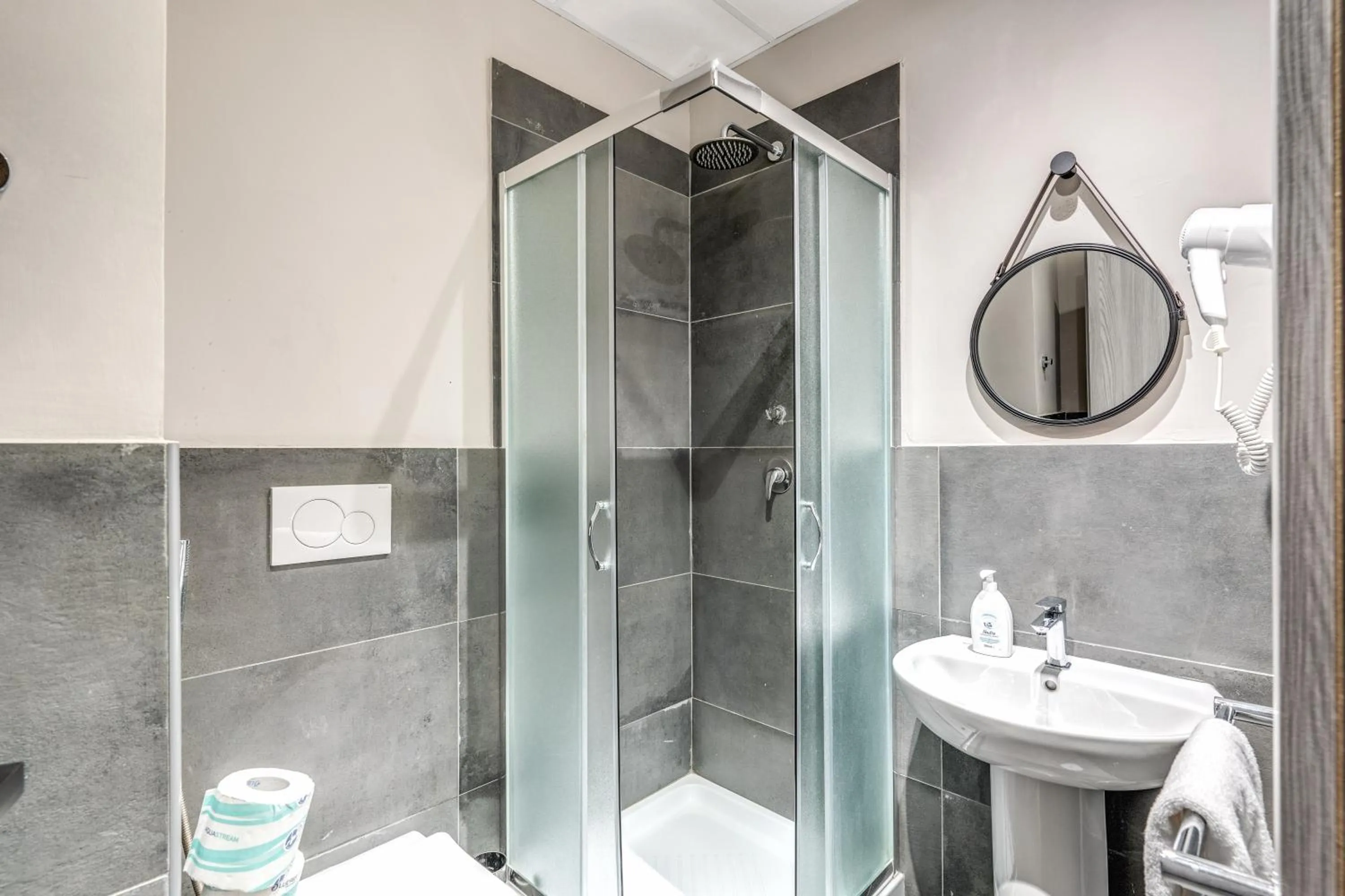 Shower in Borgo Ripa Urban Travel