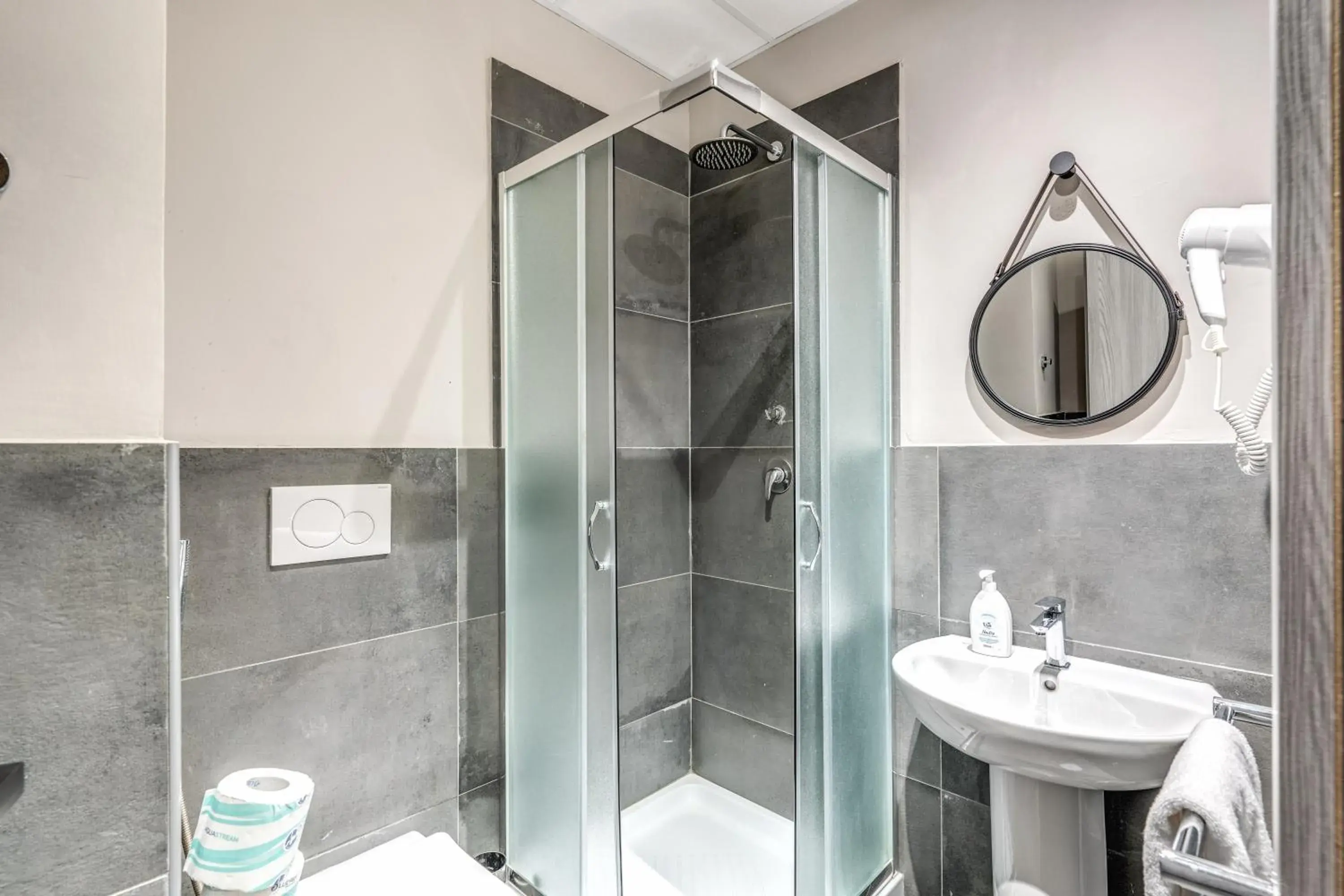 Family Room with Shared Bathroom in Borgo Ripa Urban Travel Family Room with Shared Bathroom in Borgo Ripa Urban Travel