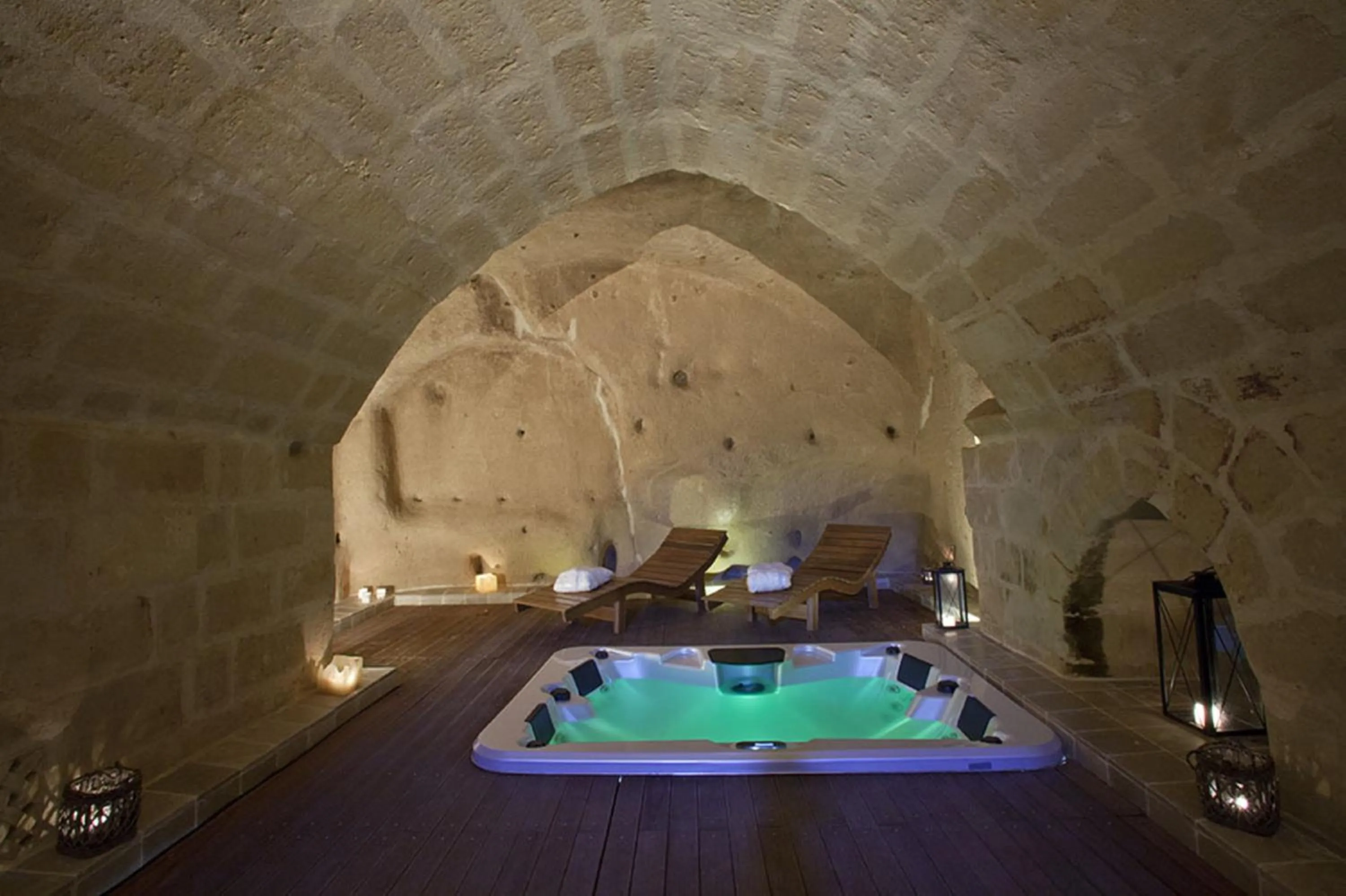 Hot Tub in Antico Convicino Rooms Suites & SPA