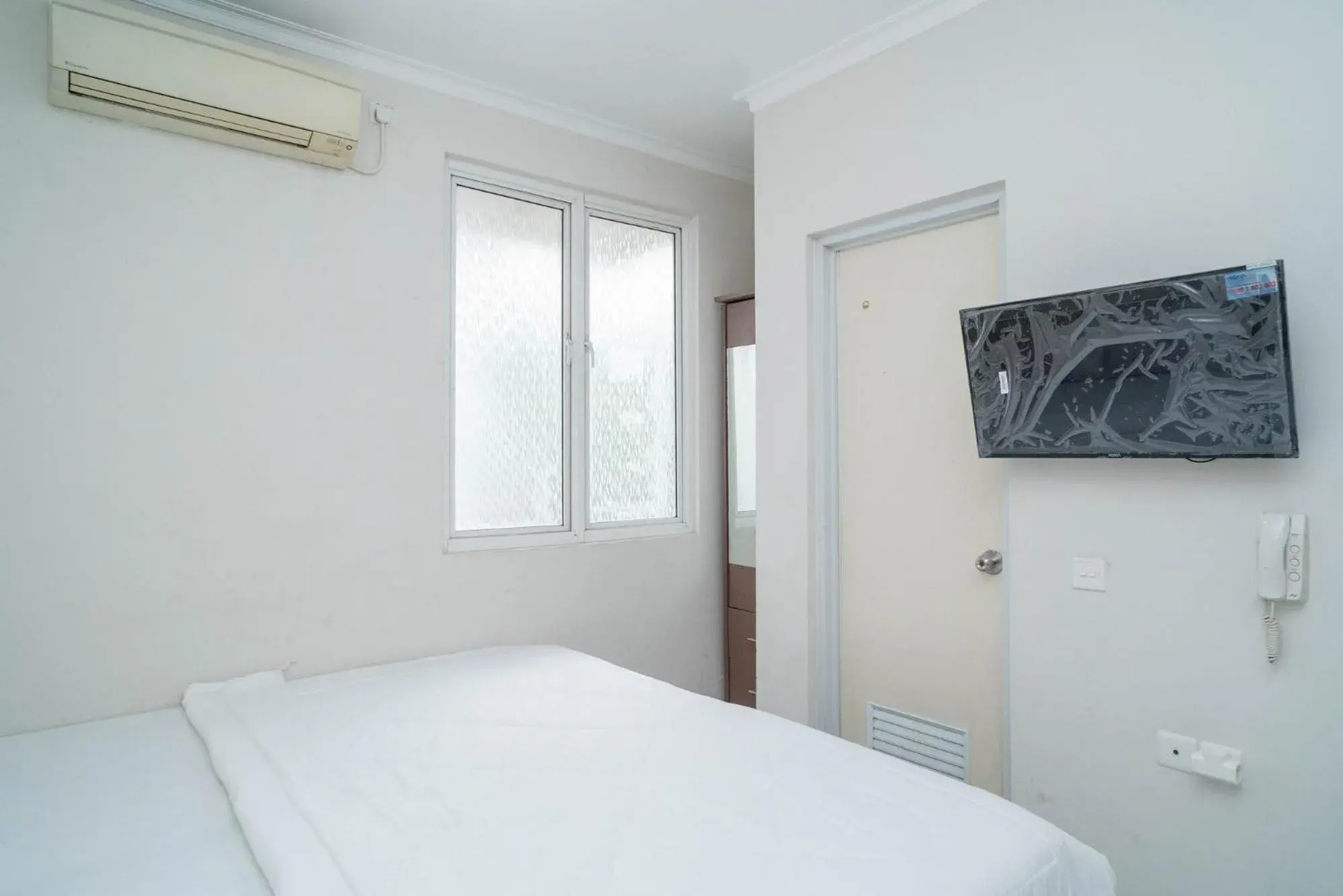 TV and multimedia, Bed in Mroom Residence near UMN Gading Serpong RedPartner TV and multimedia, Bed in Mroom Residence near UMN Gading Serpong RedPartner