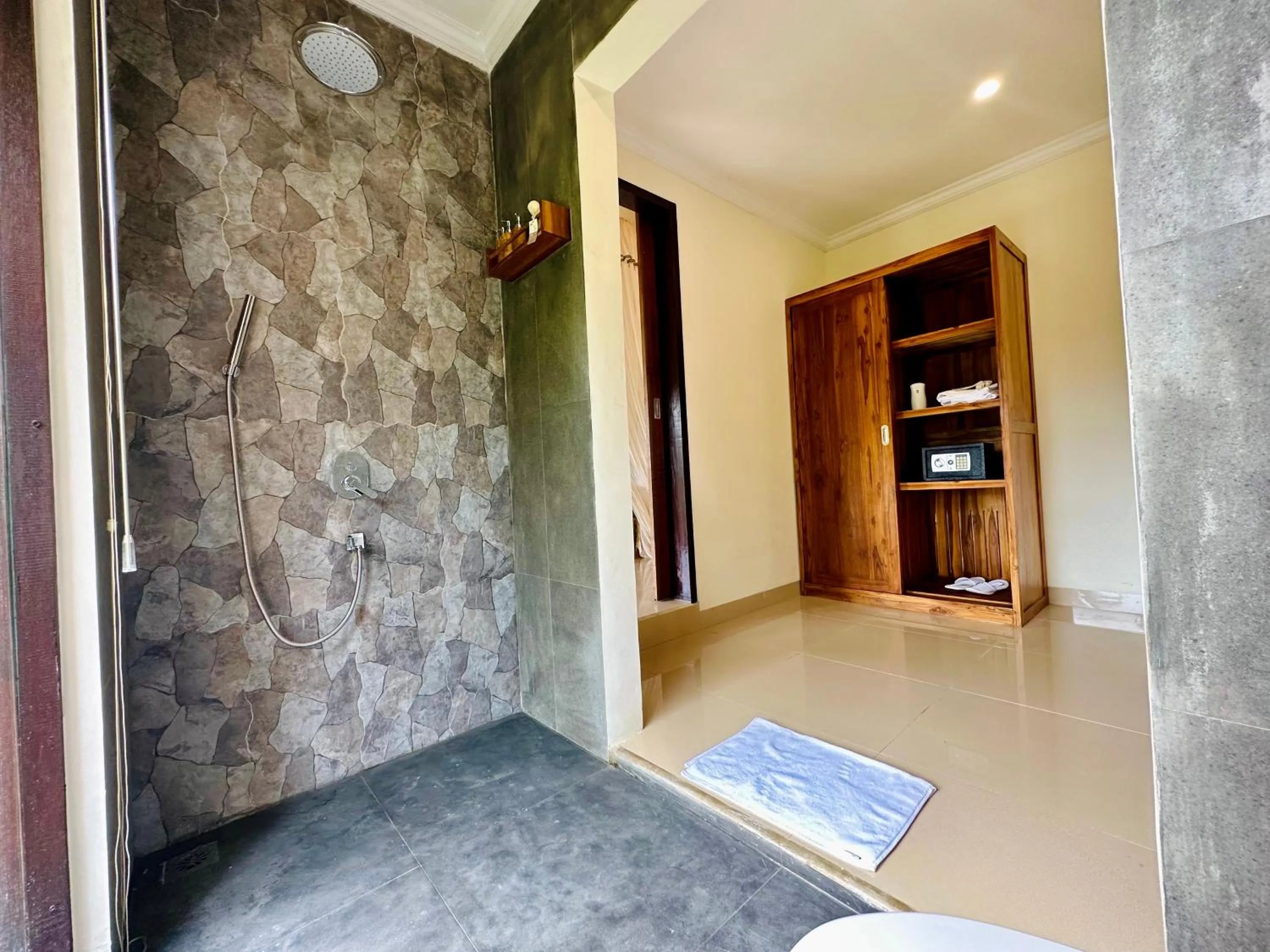 Shower, Bed in Green Coco Suite